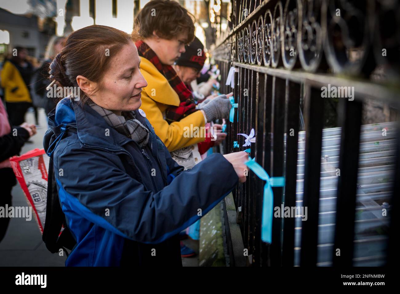 Edinburgh, Schottland, Freitag, 17. Februar 2023. Mehr als 400 Menschen versammelten sich bei einer Nachtwache am Bristo Square an der University of Edinburgh, um das Leben der Teenagerin Brianna Ghey zu ehren. Brianna Ghey war ein 16-jähriges britisches Transgender-Mädchen aus Birchwood in Warrington, Cheshire, England, das am 11. Februar 2023 in Warrington ermordet wurde. Stockfoto