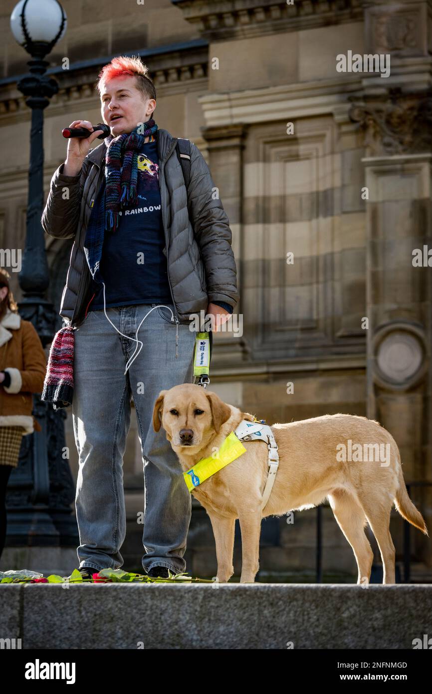 Edinburgh, Schottland, Freitag, 17. Februar 2023. Mehr als 400 Menschen versammelten sich bei einer Nachtwache am Bristo Square an der University of Edinburgh, um das Leben der Teenagerin Brianna Ghey zu ehren. Brianna Ghey war ein 16-jähriges britisches Transgender-Mädchen aus Birchwood in Warrington, Cheshire, England, das am 11. Februar 2023 in Warrington ermordet wurde. Stockfoto