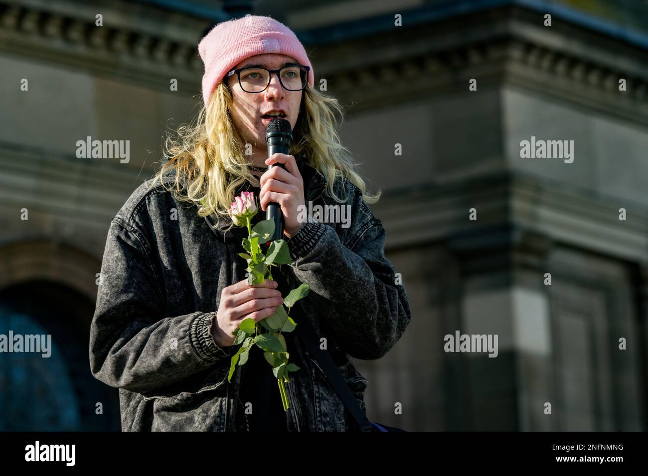 Edinburgh, Schottland, Freitag, 17. Februar 2023. Mehr als 400 Menschen versammelten sich bei einer Nachtwache am Bristo Square an der University of Edinburgh, um das Leben der Teenagerin Brianna Ghey zu ehren. Brianna Ghey war ein 16-jähriges britisches Transgender-Mädchen aus Birchwood in Warrington, Cheshire, England, das am 11. Februar 2023 in Warrington ermordet wurde. Stockfoto