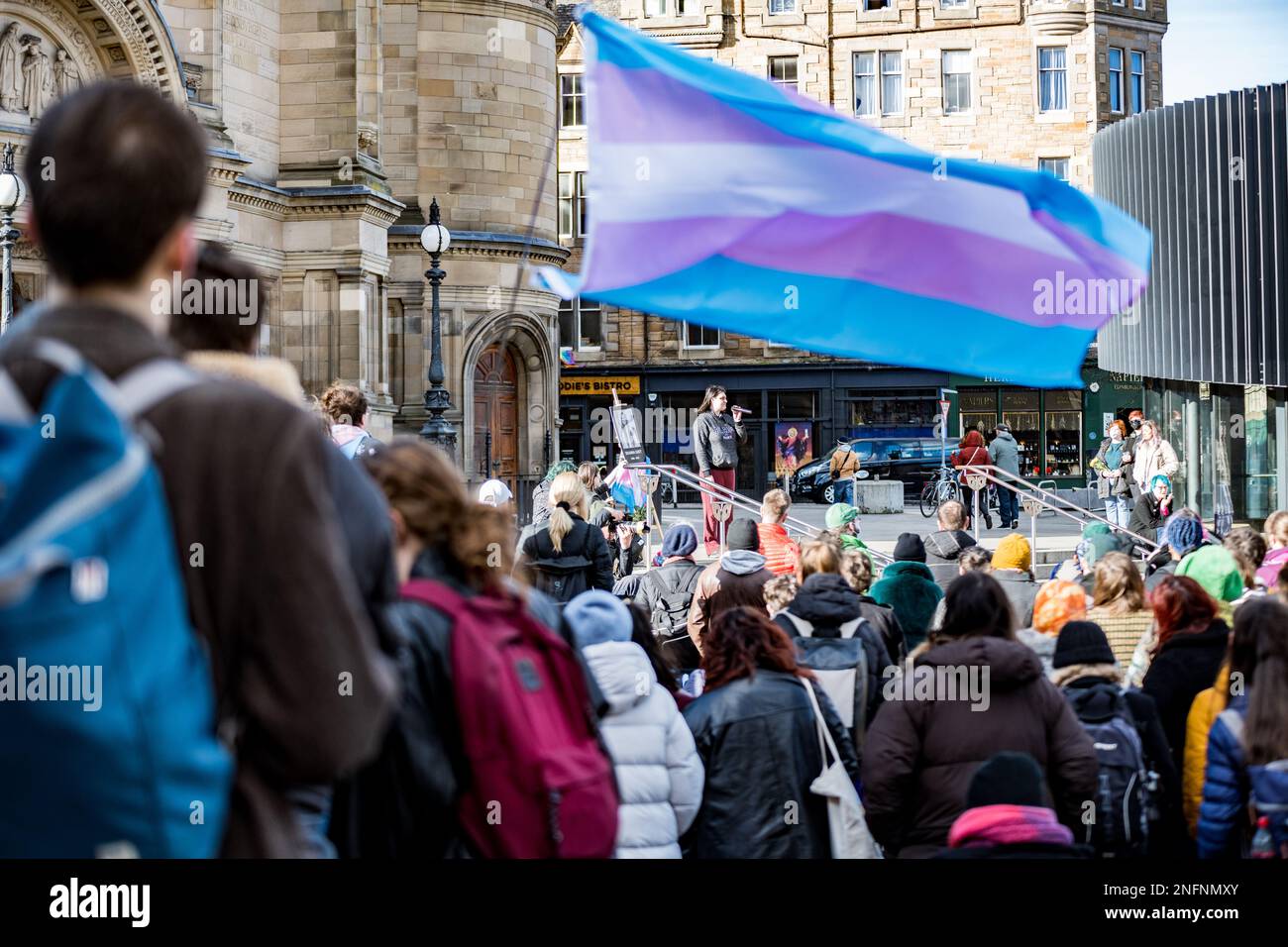 Edinburgh, Schottland, Freitag, 17. Februar 2023. Mehr als 400 Menschen versammelten sich bei einer Nachtwache am Bristo Square an der University of Edinburgh, um das Leben der Teenagerin Brianna Ghey zu ehren. Brianna Ghey war ein 16-jähriges britisches Transgender-Mädchen aus Birchwood in Warrington, Cheshire, England, das am 11. Februar 2023 in Warrington ermordet wurde. Stockfoto