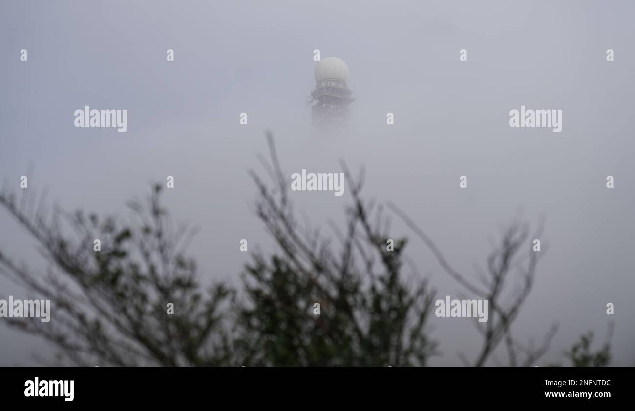 Die Wetterradarstation Tai Mo Shan ist unter dem nebeligen Wetter in Tai Mo Shan zu sehen. 09FEB23 SCMP/Sam Tsang Stockfoto