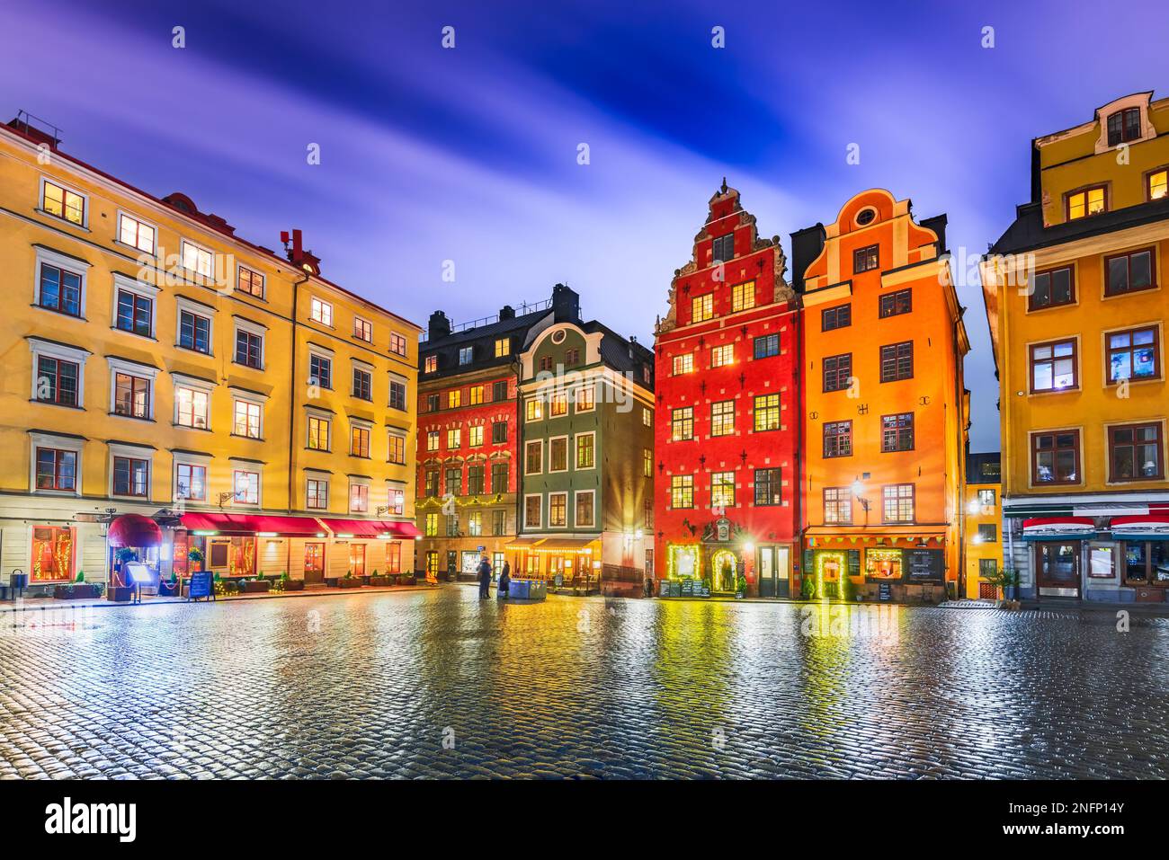 Stockholm, Schweden. Morgenlandschaft mit Gamla Stan, Downtown. Stortorget Square und die berühmtesten Häuser der Stadt. Stockfoto