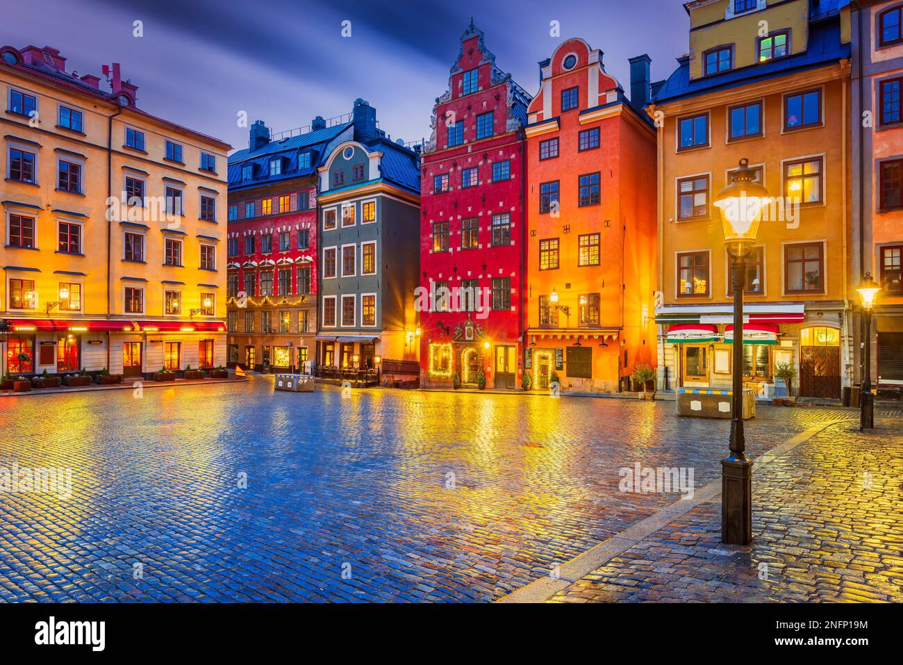 Stockholm, Schweden. Morgenlandschaft mit Gamla Stan, Downtown. Stortorget Square und die berühmtesten Häuser der Stadt. Stockfoto