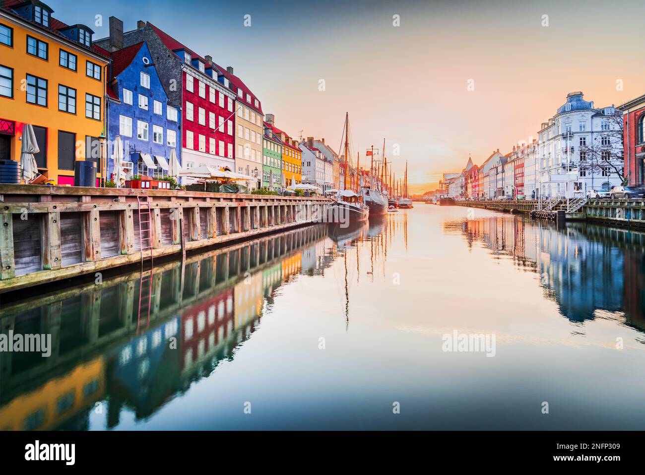 Der Charme von Kopenhagen, Dänemark in Nyhavn. Legendärer Kanal, farbenfroher Sonnenaufgang und atemberaubende Wasserreflexionen. Stockfoto