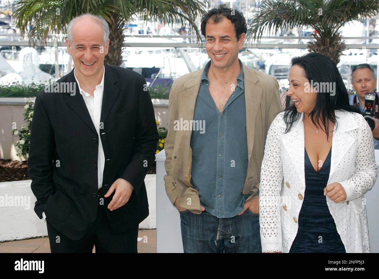 From left, Italian actor Toni Servillo, Italian director Matteo Garrone and Italian actress Maria Nazionale pose at the photo call for the film "Gomorra" during the 61st International film festival in Cannes, southern France, on Sunday, May 18, 2008. (AP Photo/Lionel Cironneau) Stockfoto