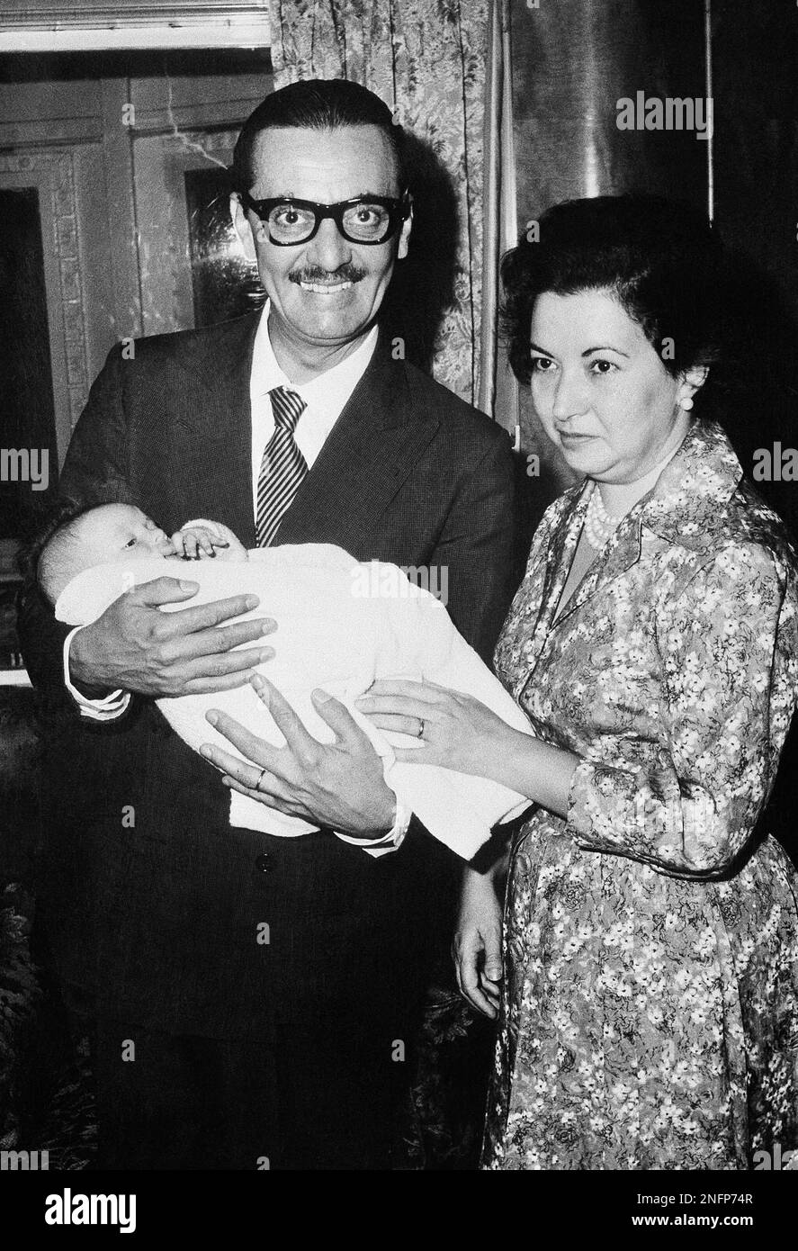 Joao Goulart who resigned the presidency of Brazil, and his wife pose with their grandchild on Sept. 9, 1961in England aboard the ship Uruguay Star before sailing from Lisbon. Members of his immediate family are accompanying him. (AP Photo) Stockfoto