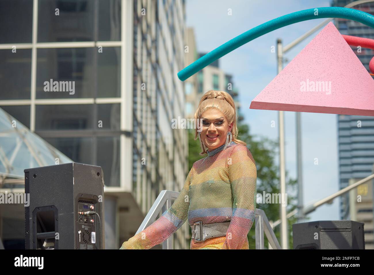 Toronto Ontario, Kanada - 26. Juni 2022A Drag Queen auf einem Paradewagen in Torontos jährlicher Pride Parade Stockfoto