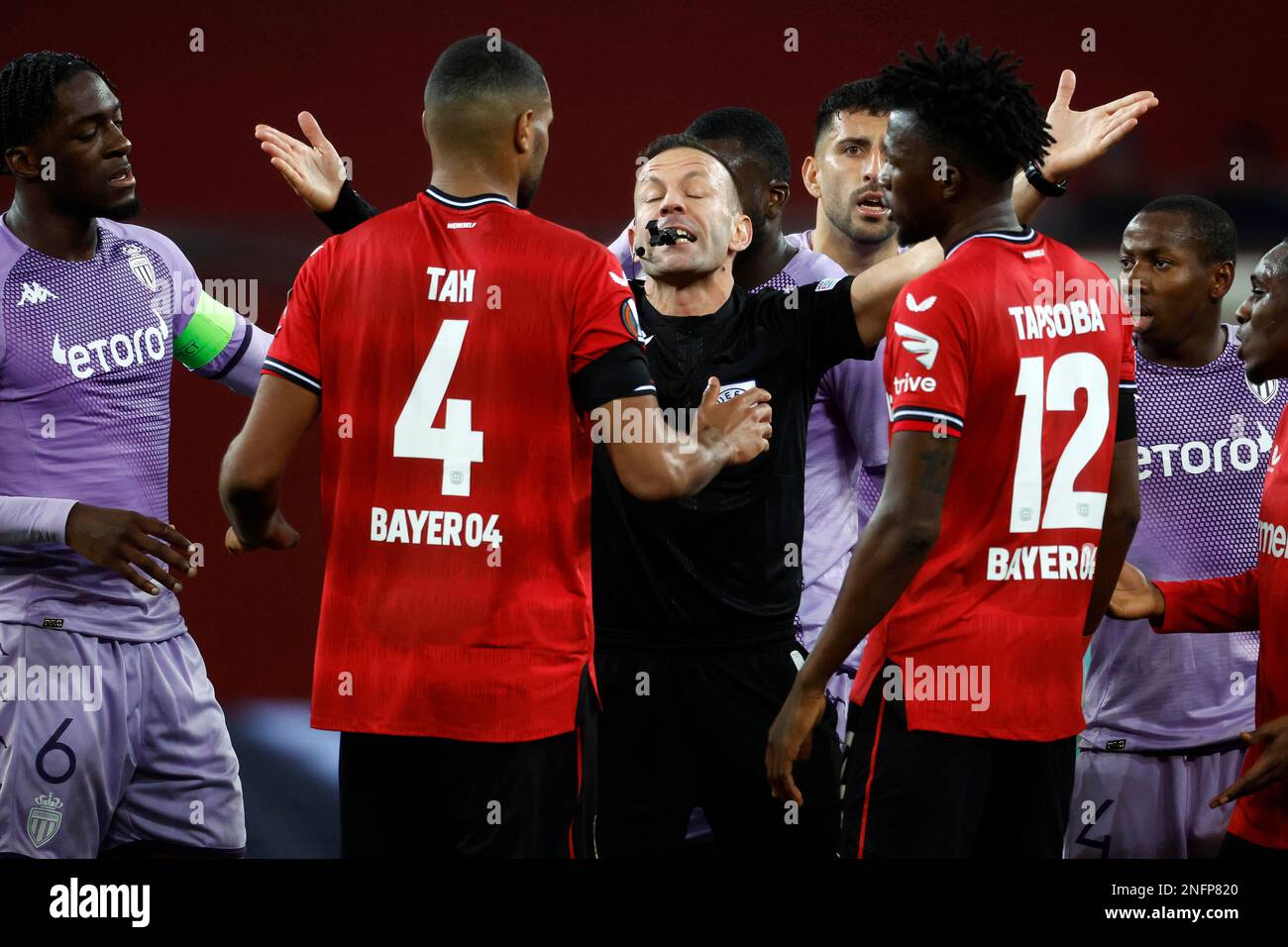 Leverkusen, Deutschland, UEFA Europa League, Play-off Bayer 04 Leverkusen : AS Monaco FC 2-3 16. 02. 2023 in der Bay Arena in Leverkusen Schiedsrichte Stockfoto