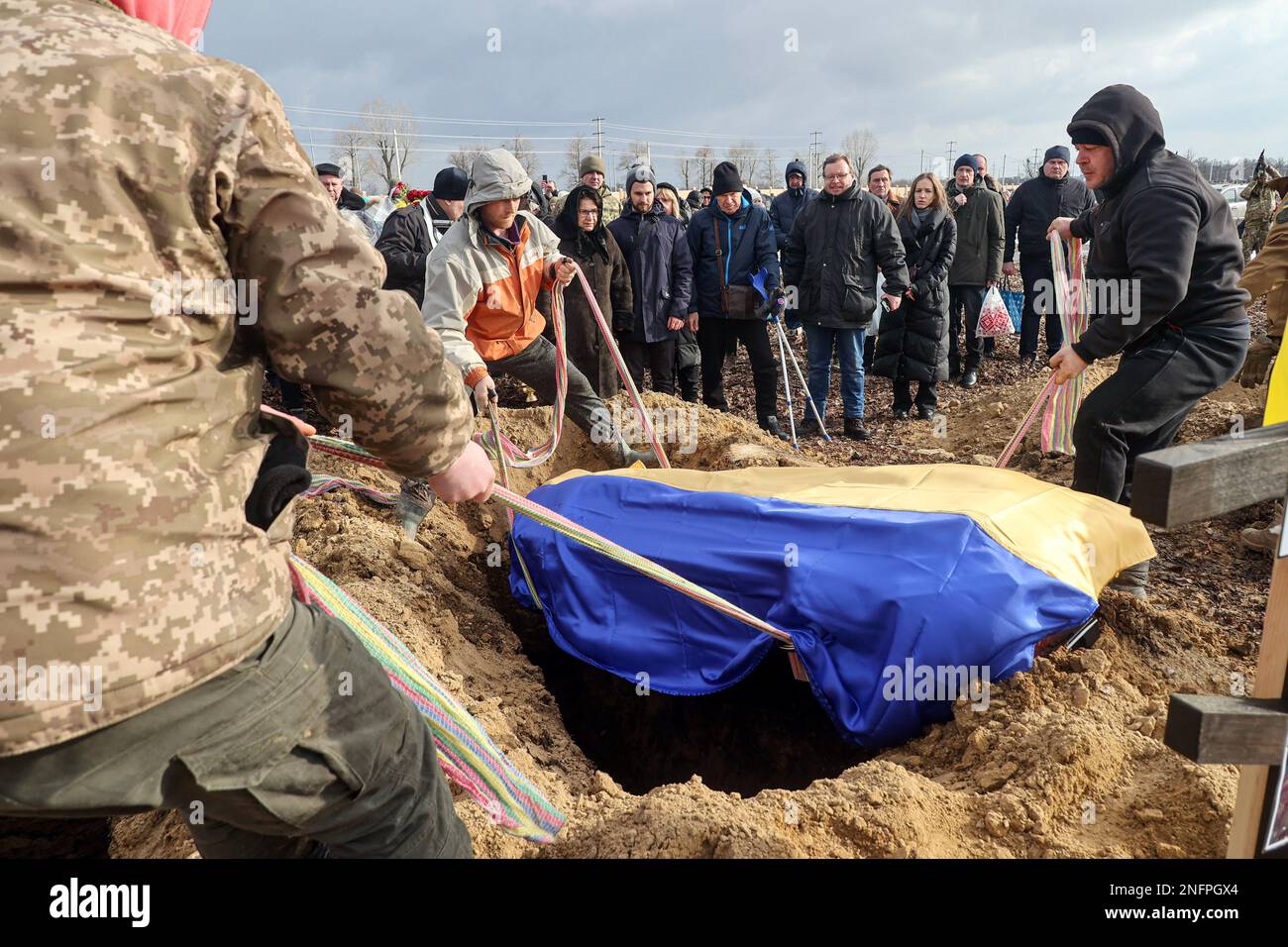 Nicht exklusiv: CHARKIV, UKRAINE - 16. FEBRUAR 2023 - Männer senken den Sarg des Euromaidan-Aktivisten, stellvertretender Krankenhauskommandant Hennadii Kovshyk abgedeckt Stockfoto