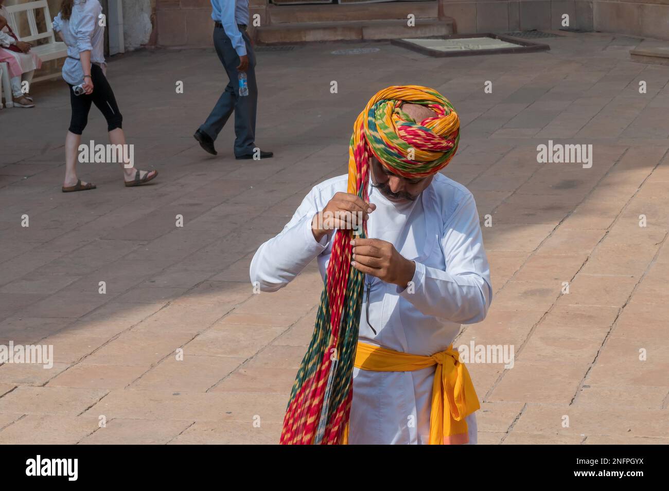Jodhpur, Rajasthan, Indien - 19. Oktober 2019 : Vorführung zum Tragen eines Turban, pagri, Kopfbedeckungen oder Kopfschmucks mit Stoffwicklung. Stockfoto