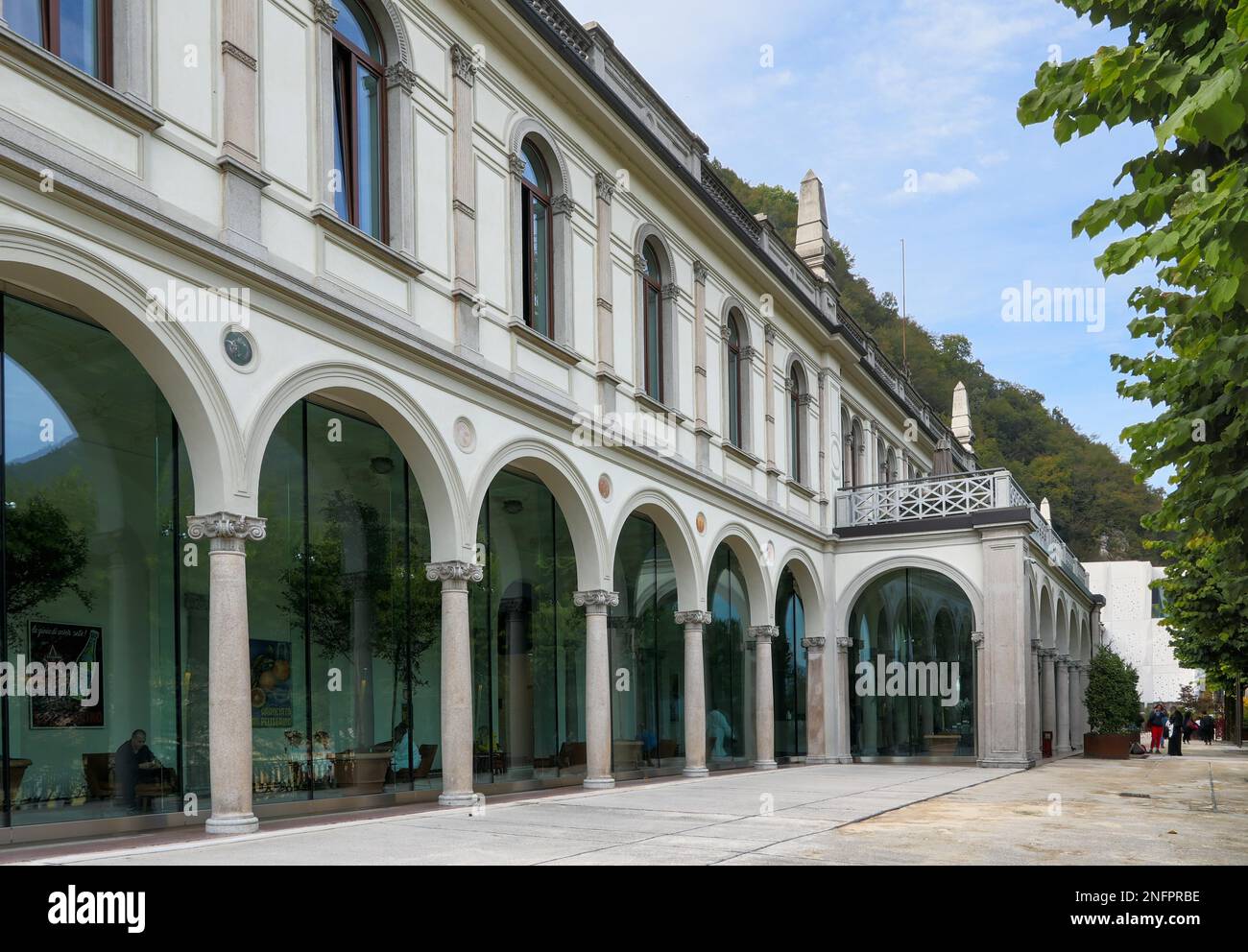 SAN PELLEGRINO, Lombardei/ITALIEN - 5. Oktober: Blick auf die Spa Gebäude in San Pellegrino Lombardei Italien am 5. Oktober 2019. Nicht identifizierte Personen Stockfoto