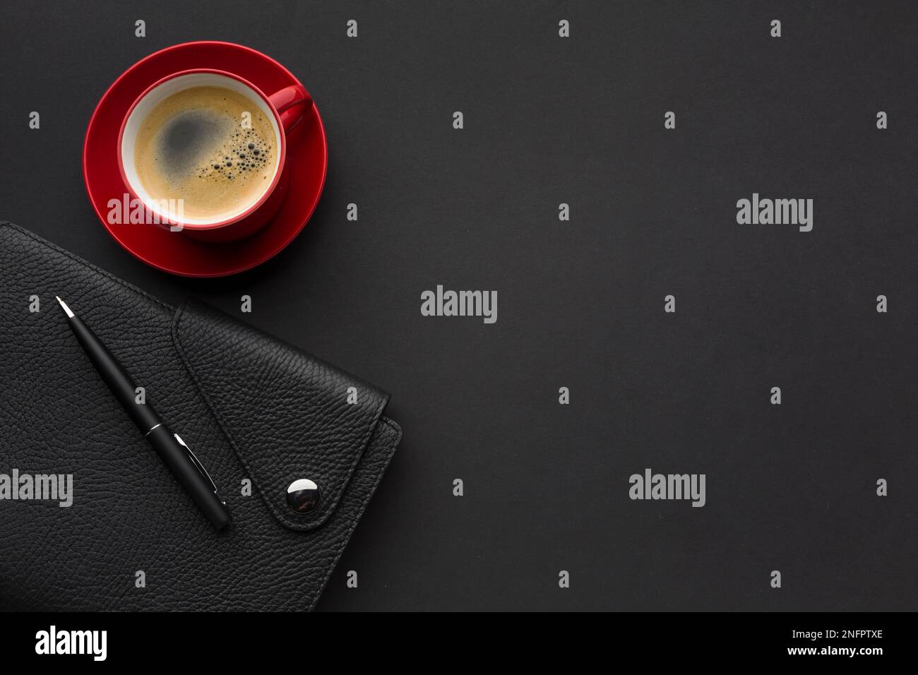 Flacher Schreibtisch mit Agenda-Kaffeetasse Stockfoto