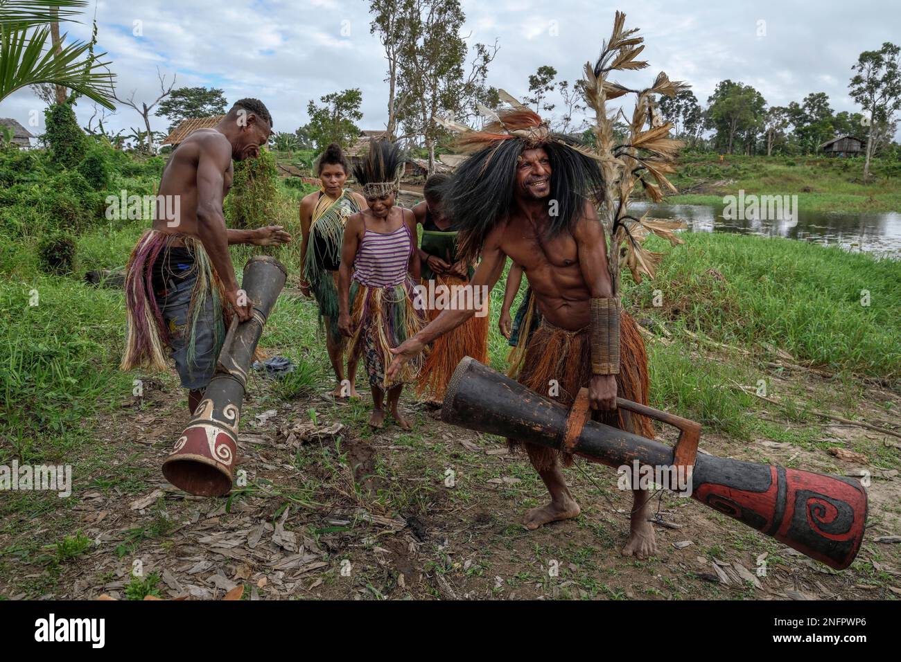 Trommeln, Botokom Village, Botoa Island, Lake Murray, Western Province, Papua-Neuguinea Stockfoto