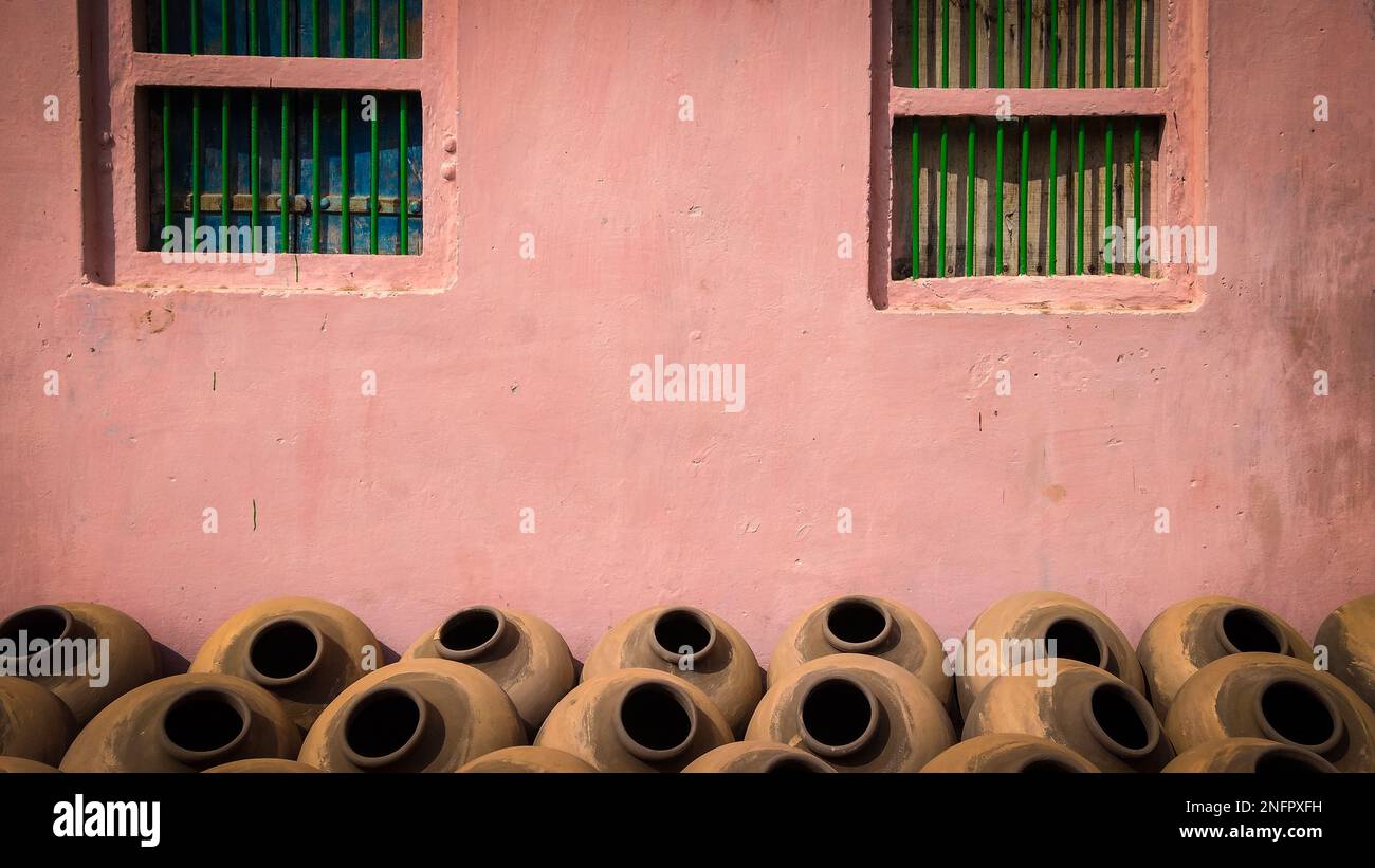 Ein Haufen traditioneller indischer, handgemachter Tontöpfe für Trinkwasser an der roten Wand Stockfoto