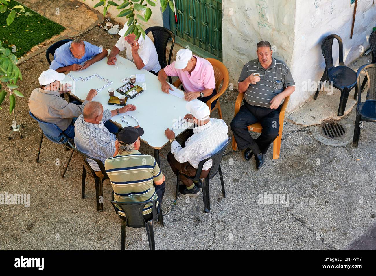 Jerusalem Israel. Ältere Menschen spielen Domino Stockfoto