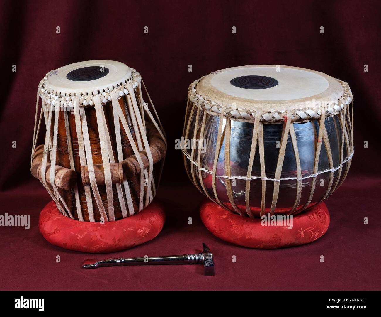 Traditionelles indisches Instrument, bestehend aus zwei Fässern, eines aus Metall und das andere aus Holz (das kleine), das in klassischer, aber auch moderner Musik verwendet wird Stockfoto