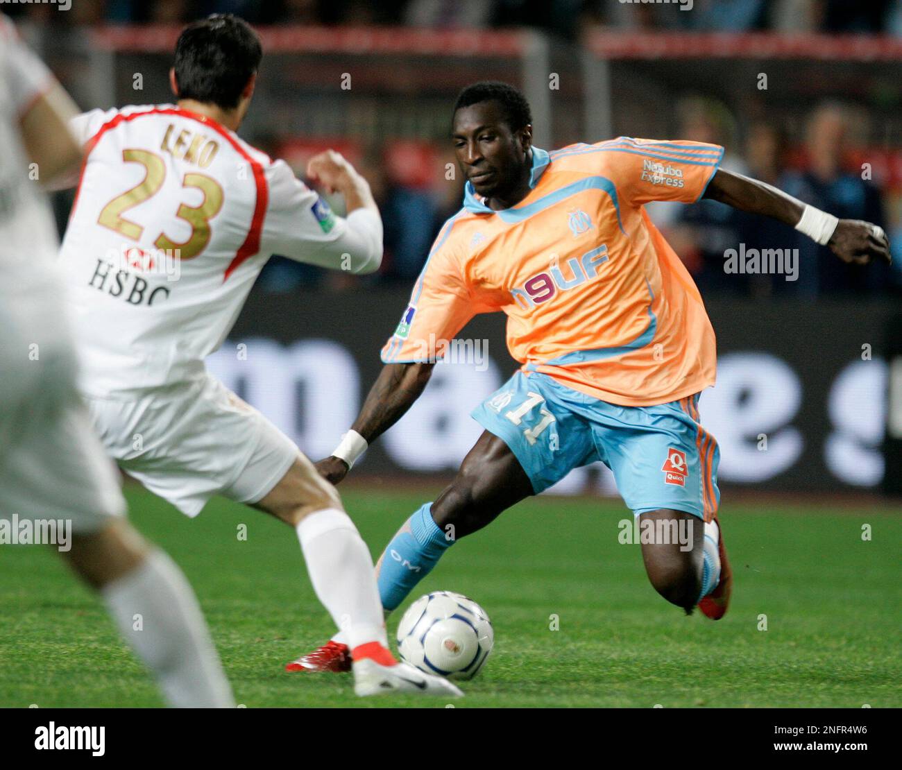 AS Monaco player Jerko Leko, left, challenges for the ball with Mamadou Niang of Marseille during their French League One soccer match, Sunday, April 27, 2007, in Monaco stadium. (AP Photo/Lionel Cironneau) Stockfoto