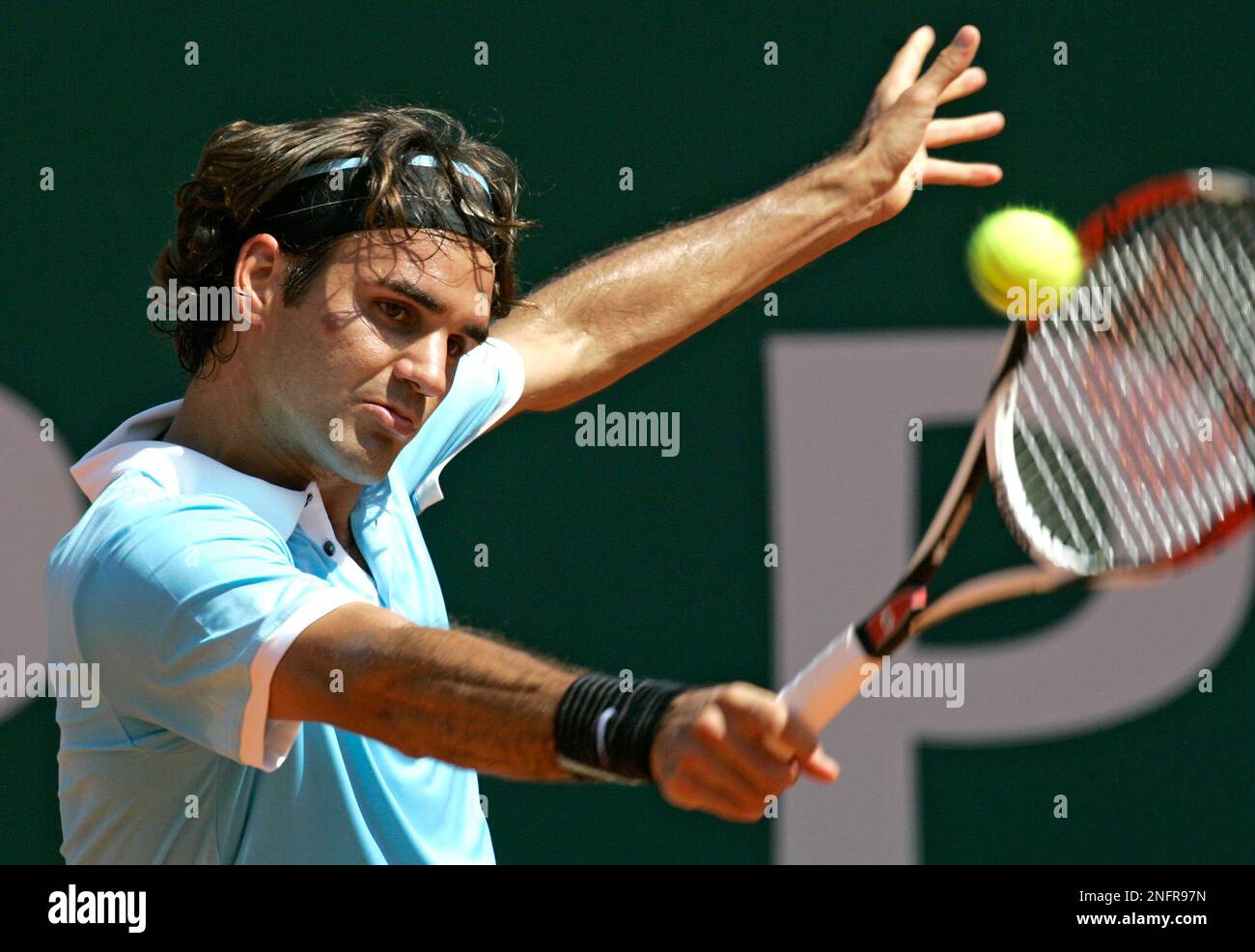 Switzerland's Roger Federer plays a return to Gael Monfils of France during their third round match of the Monte Carlo Tennis Open tournament in Monaco, Thursday, April 24, 2008. (AP Photo/Lionel Cironneau) Stockfoto