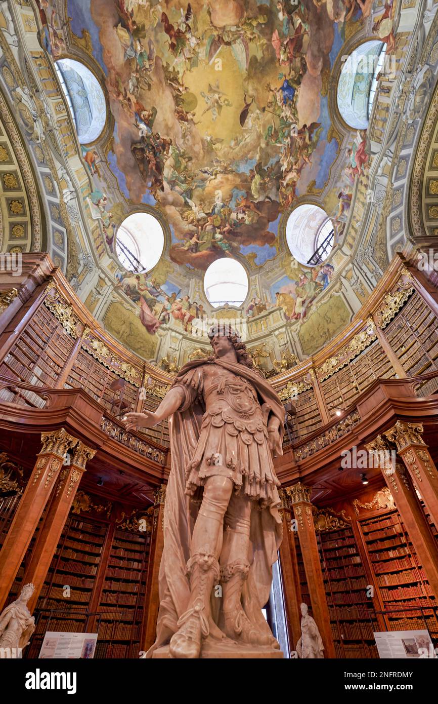 Der Prunksaal, Zentrum der alten kaiserlichen Bibliothek innerhalb der Österreichischen Nationalbibliothek. Wien Österreich Stockfoto