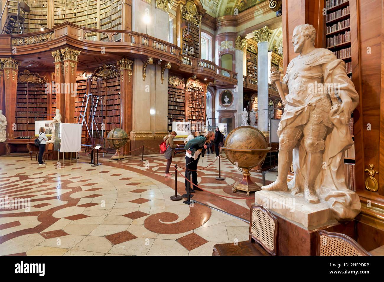 Der Prunksaal, Zentrum der alten kaiserlichen Bibliothek innerhalb der Österreichischen Nationalbibliothek. Wien Österreich Stockfoto