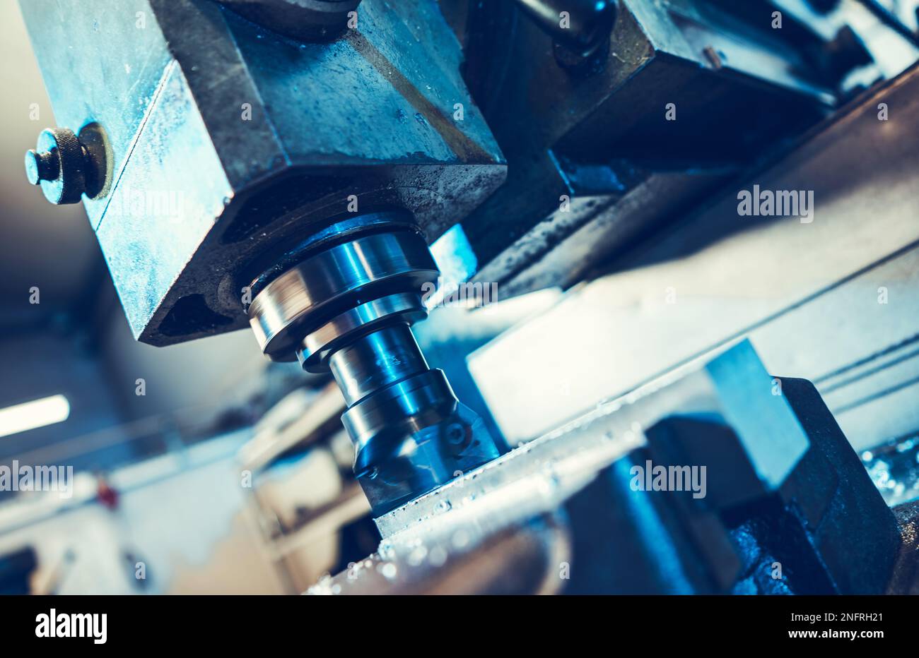 Nahaufnahme der industriellen CNC-Fräsmaschine während des Bearbeitungsprozesses. Thema Produktionstechnologie und Produktionsausrüstung. Stockfoto