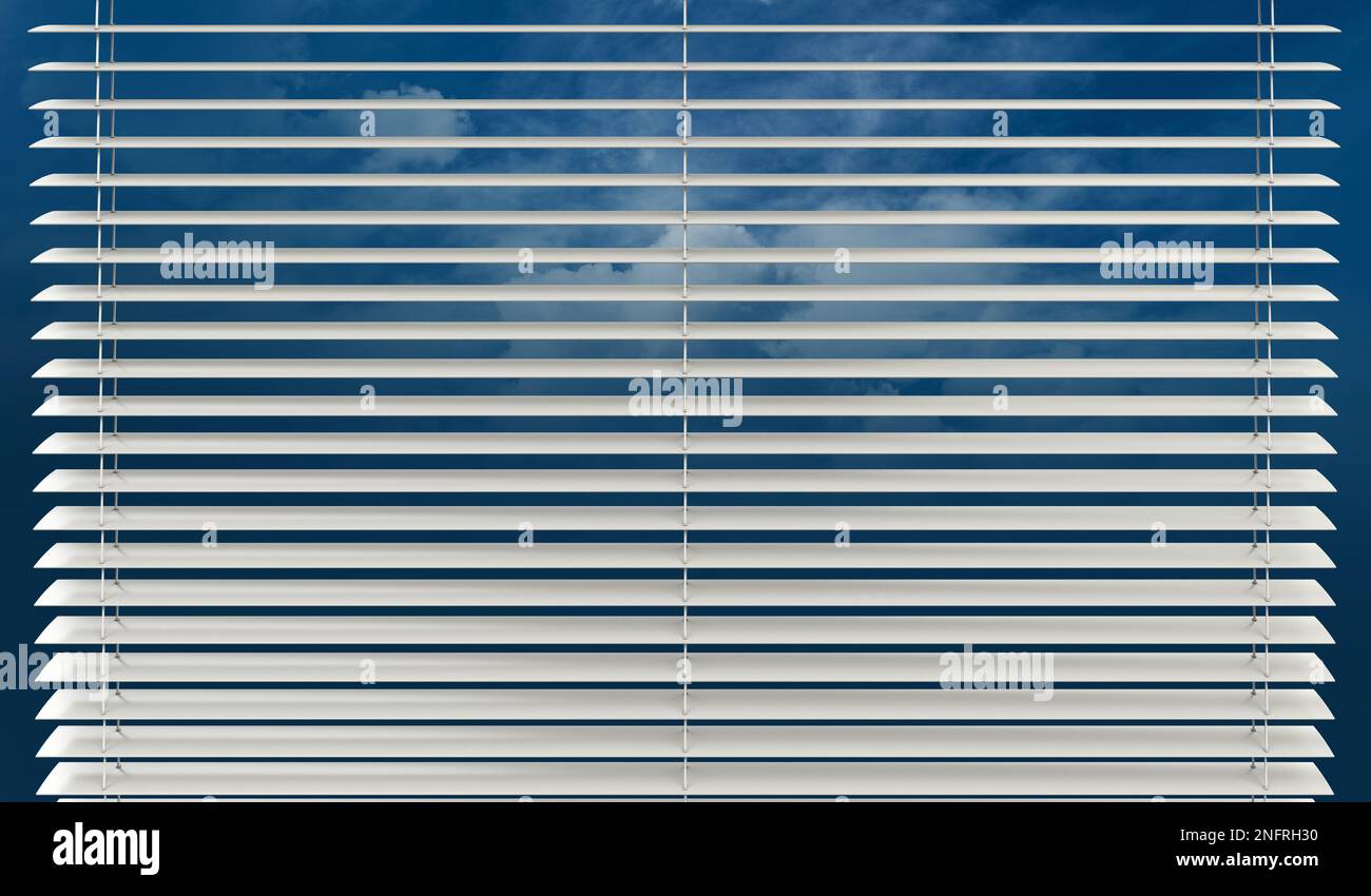 3D Abbildung: Weiße kabelgebundene Rollläden, die am Fenster hängen, mit blauem Himmel im Hintergrund. Stockfoto