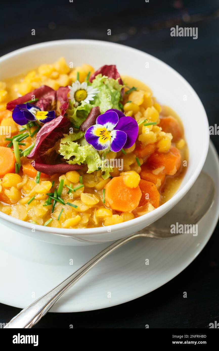 Hausgemachte vegane gelbe geteilte Erbsensuppe Stockfoto