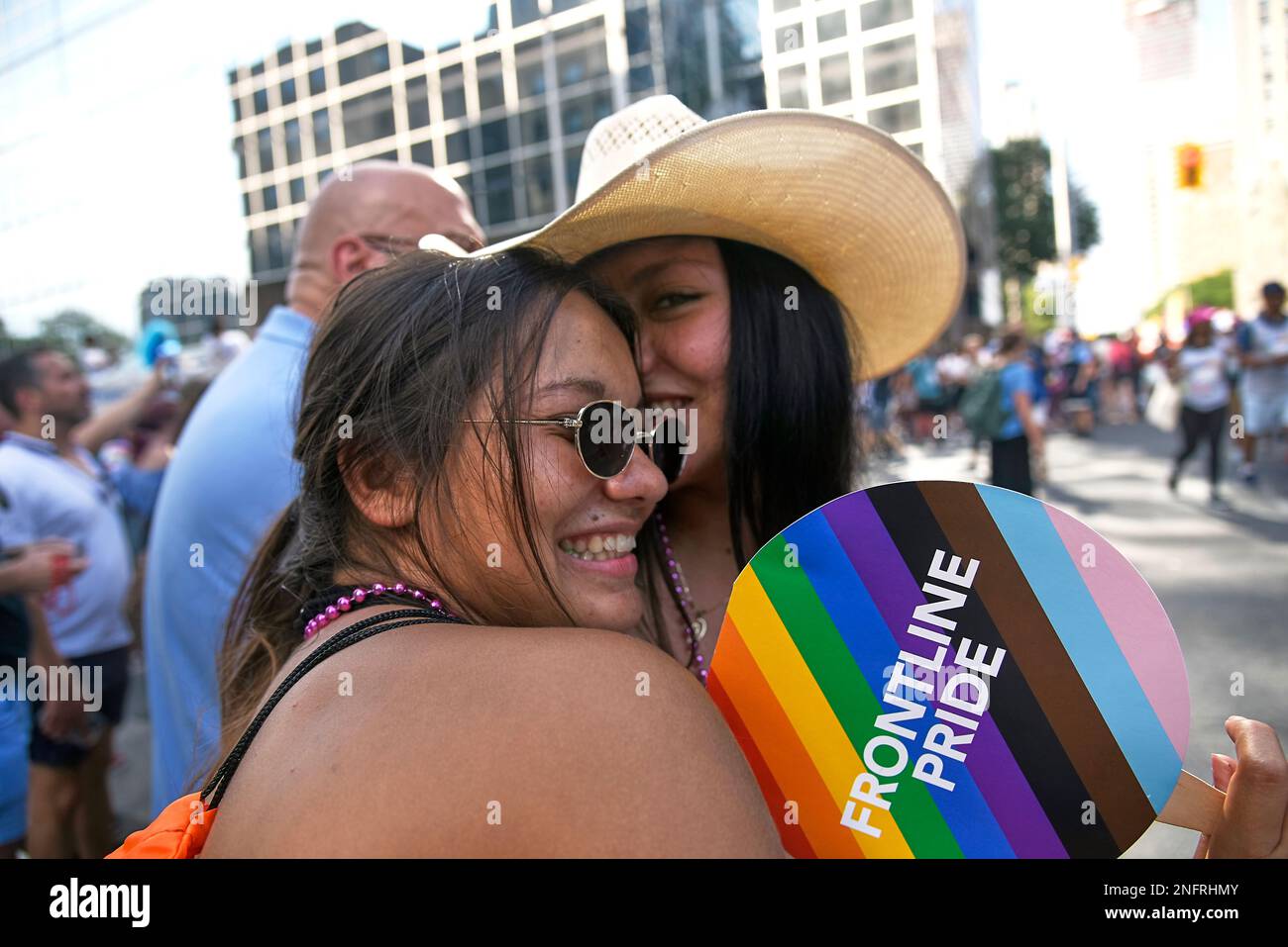 Toronto Ontario, Kanada - 26. Juni 2022: Ein Porträt zweier mexikanischer Mädchen bei der jährlichen Pride Parade in Toronto. Stockfoto