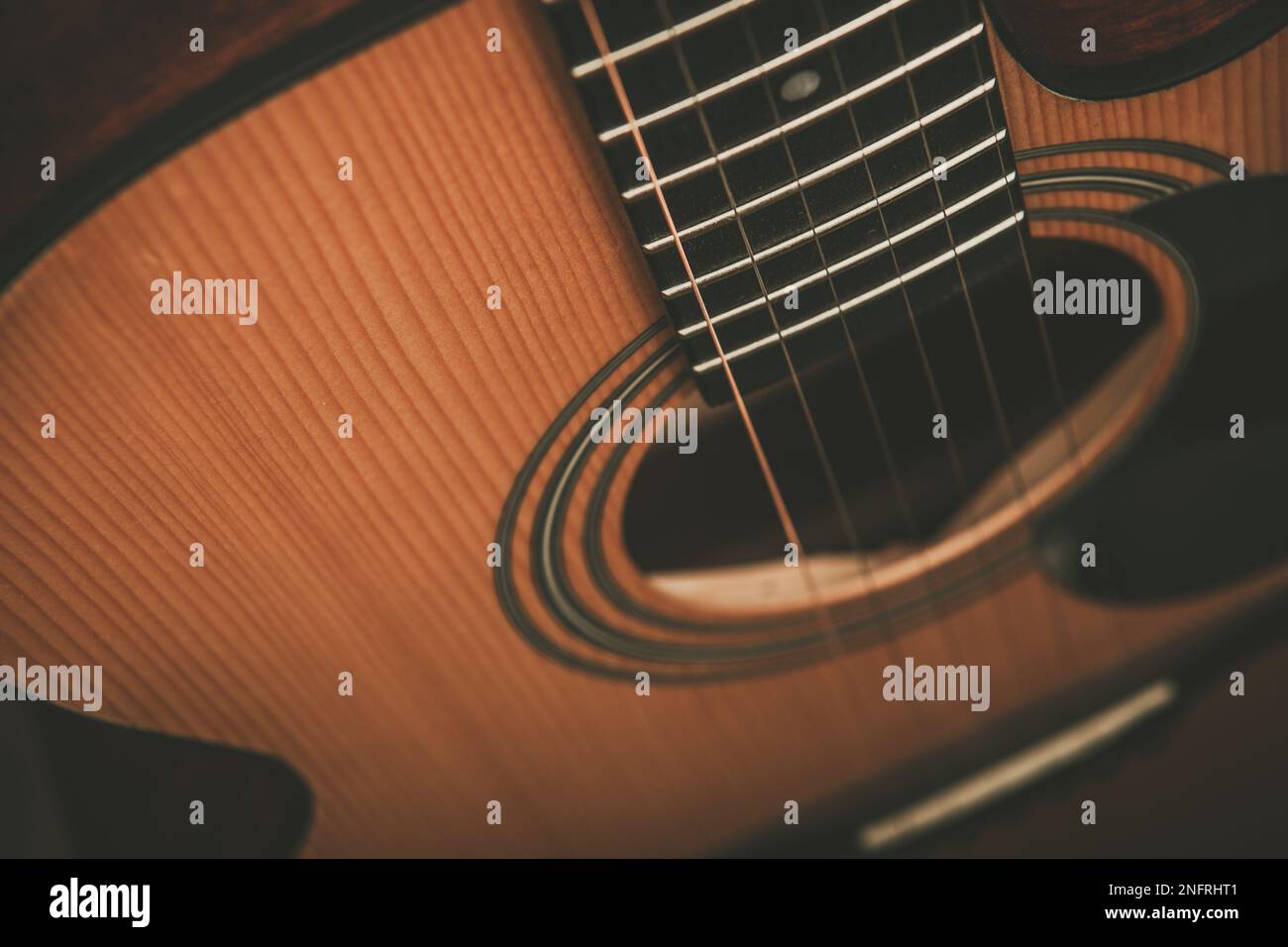 Nahaufnahme der klassischen akustischen Gitarrensaiten. Musik und Musikinstrumente. Stockfoto