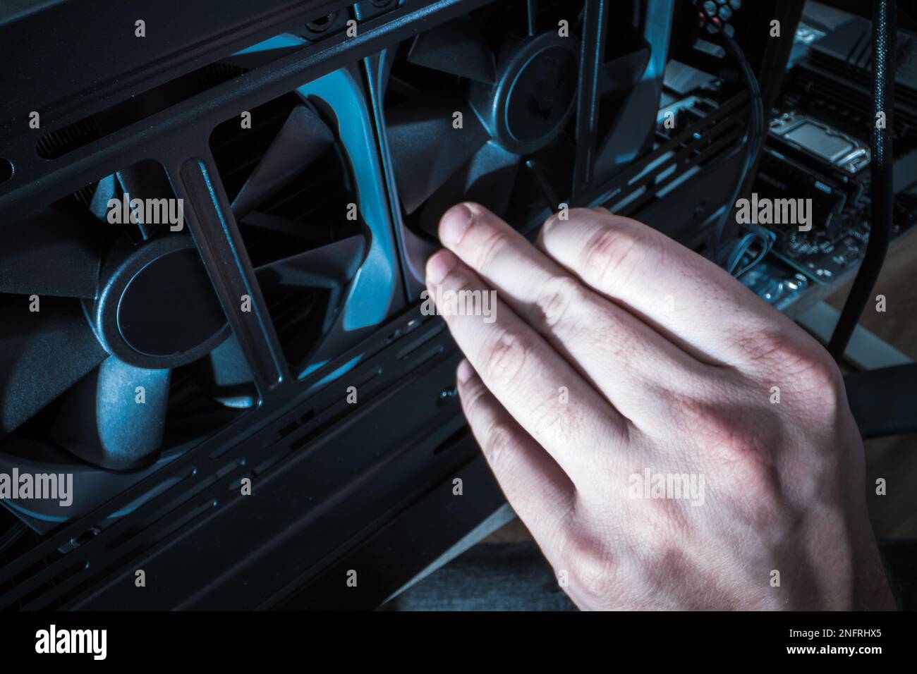 Nahaufnahme der Installation des Hand Performing Computer Cooling System von Computing Professional. Thema IT-Branche. Stockfoto