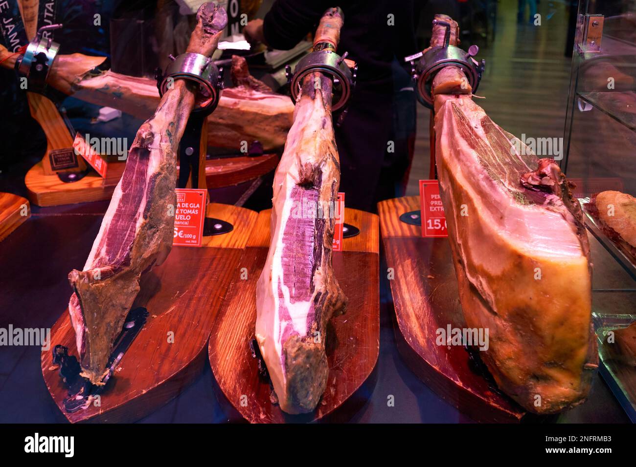 Barcelona. Katalonien. Spanien. Der Mercat de Sant Josep de la Boqueria. Jamon Iberico (Trockengehäuteter Schinken) Stockfoto