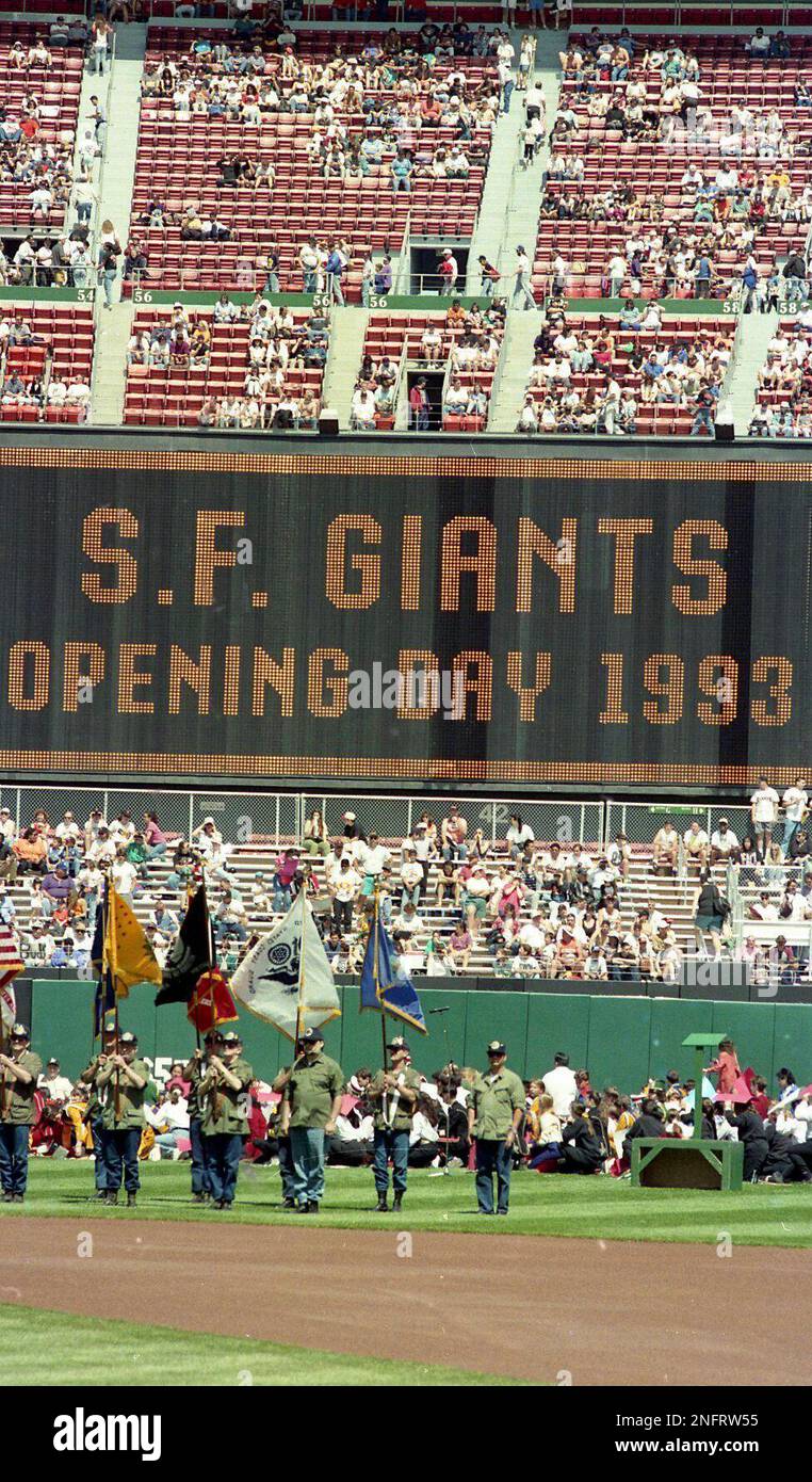Opening day for the Giants at Candlestick Park, after new owners lead by Walter Shorenstein would step in and buy the team keeping them from moving to St Petersburg, Florida, April 12, 1993 The Giants would upgrade the food choices at the ballpark. (Michael Macor/San Francisco Chronicle via AP) Stockfoto