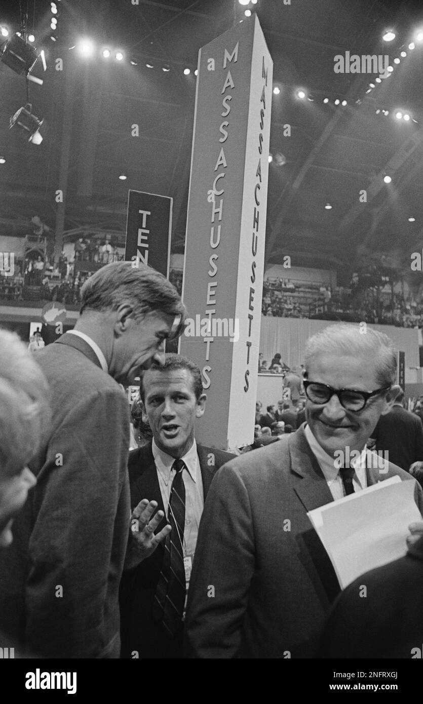 Massachusetts delegates as they check in at their position on the floor of the 1968 Democratic National Convention with John T. McGee of Lynn right for the second session at Chicago on Aug 27,1968. From left: John Kenneth Galbraith; David Bartley of Holyoke, and McGee. (AP Photo) Stockfoto