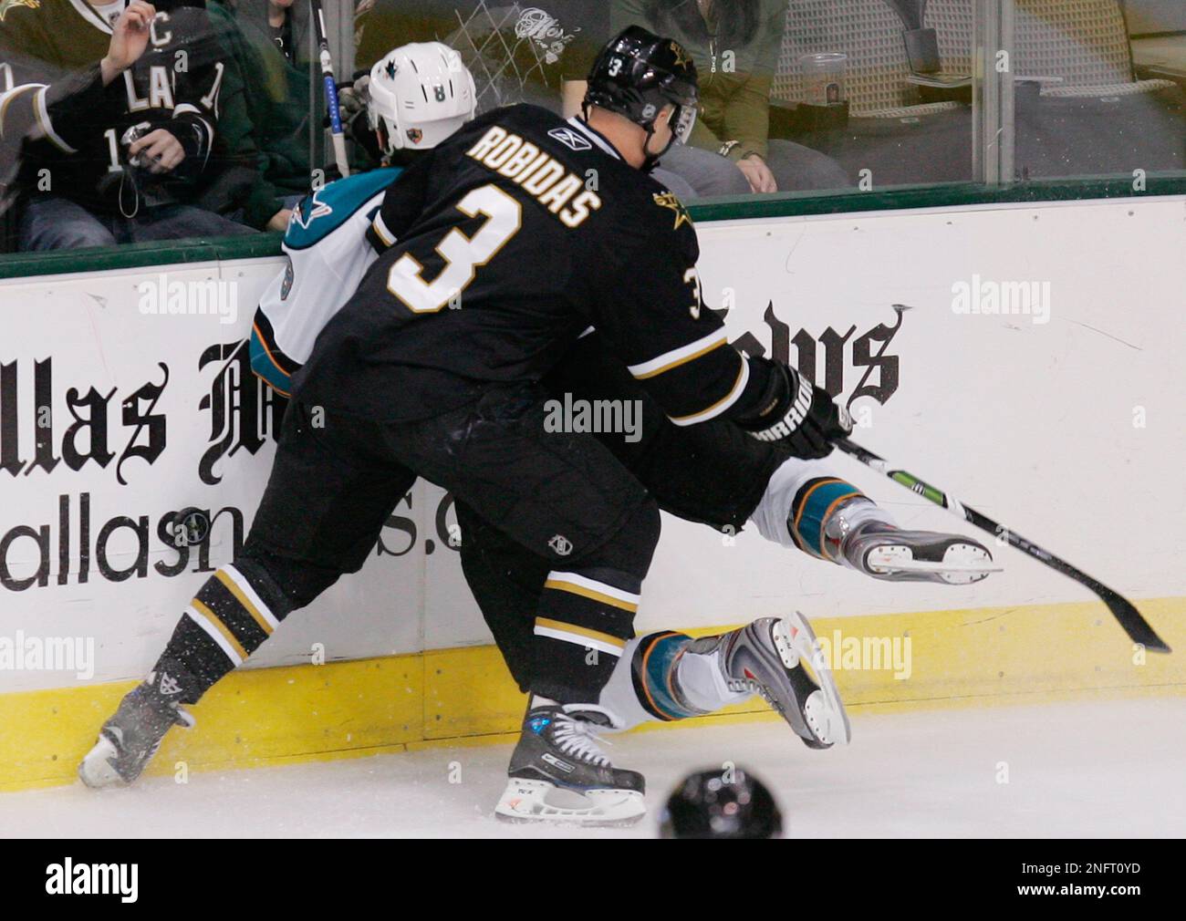 San Jose Sharks center Joe Pavelski (8) is driven head first into the glass by Dallas Stars defender Stephane Robidas (3) in the first period of their NHL hockey game Sunday, April 6, 2008, in Dallas. (AP Photo/Tim Sharp) Stockfoto