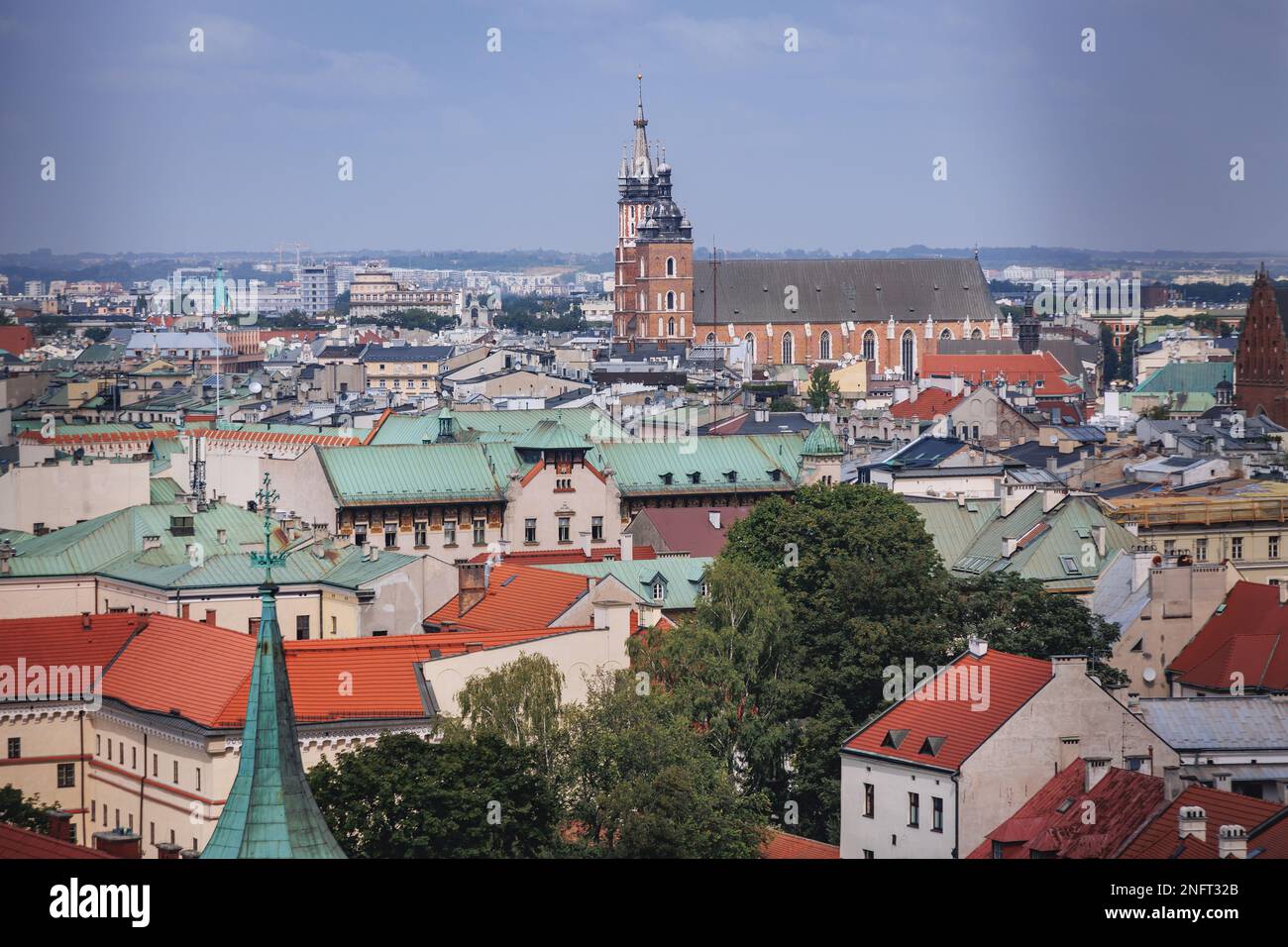 Blick aus der Vogelperspektive auf die Basilika St. Maria auf dem Hauptplatz in der Altstadt von Krakau, Woiwodschaft Kleinpolen von Polen Stockfoto