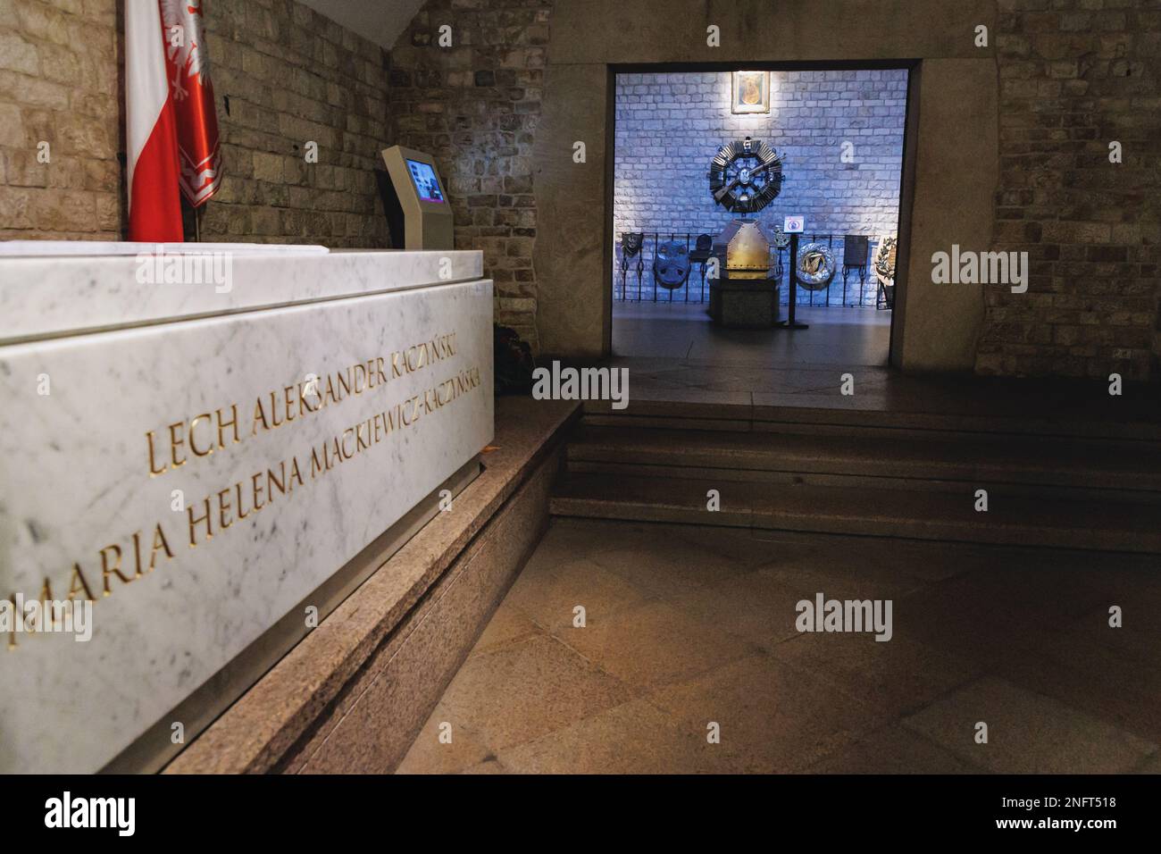 Sarkophag von Lech Kaczynski und seiner Frau Maria und Grab von Jozef Pilsudski in der Krypta unter dem Turm der Silbernen Glocken in der Wawel-Kathedrale, Krakau, Polen Stockfoto