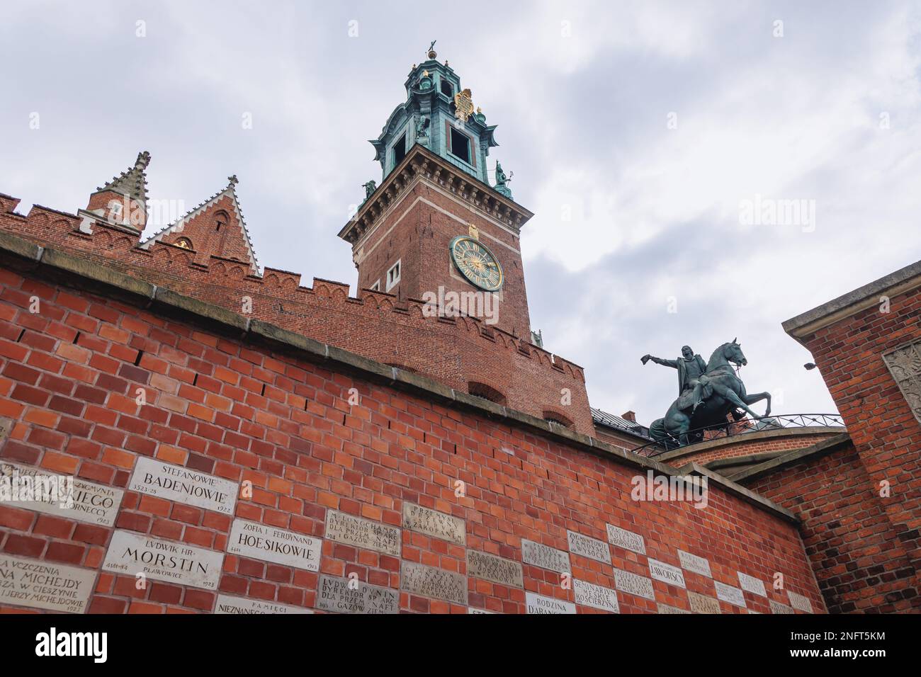 Uhrenturm der Kathedrale im Königlichen Schloss Wawel in Krakau, Woiwodschaft Kleinpolen von Polen Stockfoto