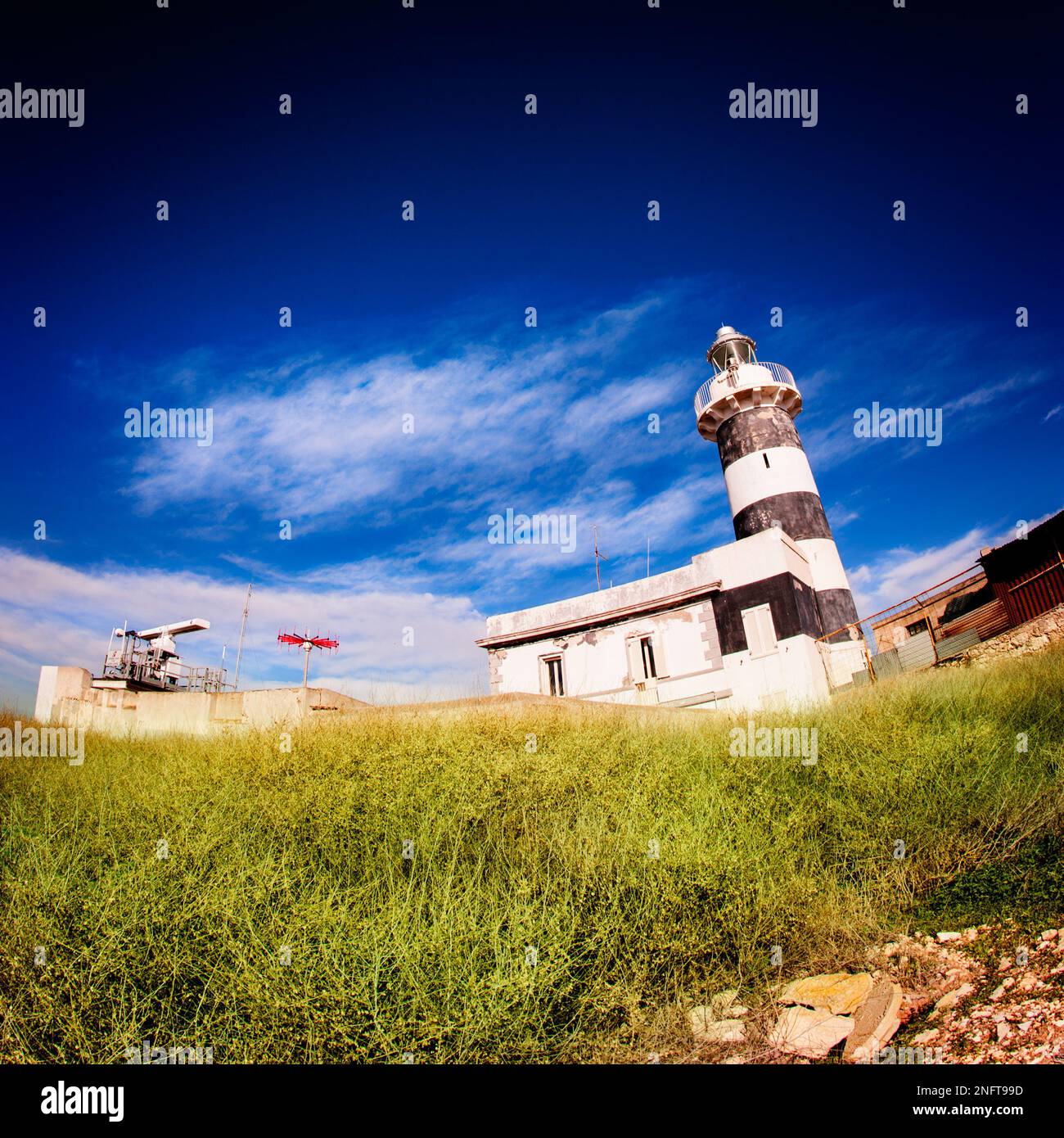 Calamosca Lighthouse bei Tageslicht in Cagliari, Sardinien. Blauer Himmel im Hintergrund. Stockfoto