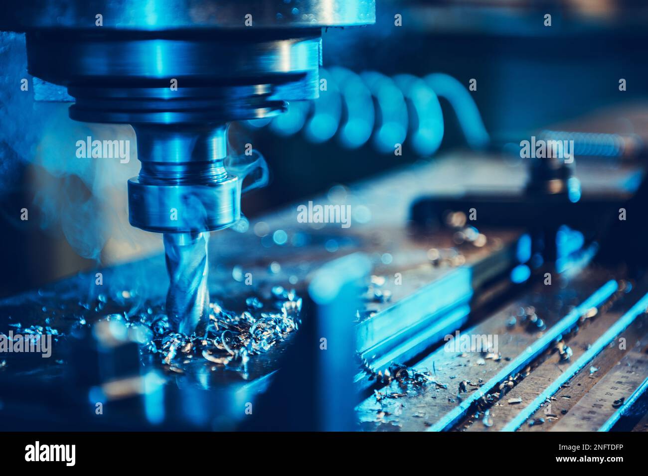 CNC-Fräsmaschine während des Betriebs. Nahaufnahme Düsenteil. Thema Produktionstechnologie und Produktionsausrüstung. Stockfoto
