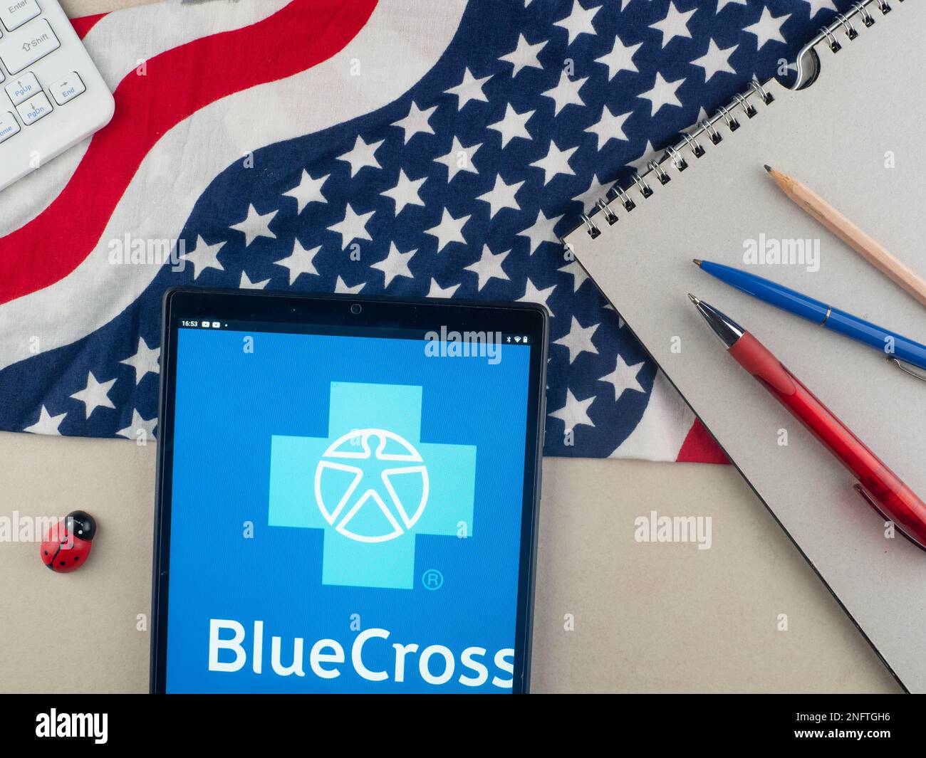 In dieser Fotoabbildung wird das Logo „Anthem Blue Cross“ auf einem Tablet angezeigt. Das Unternehmen heißt jetzt Elevance Health, Inc Stockfoto