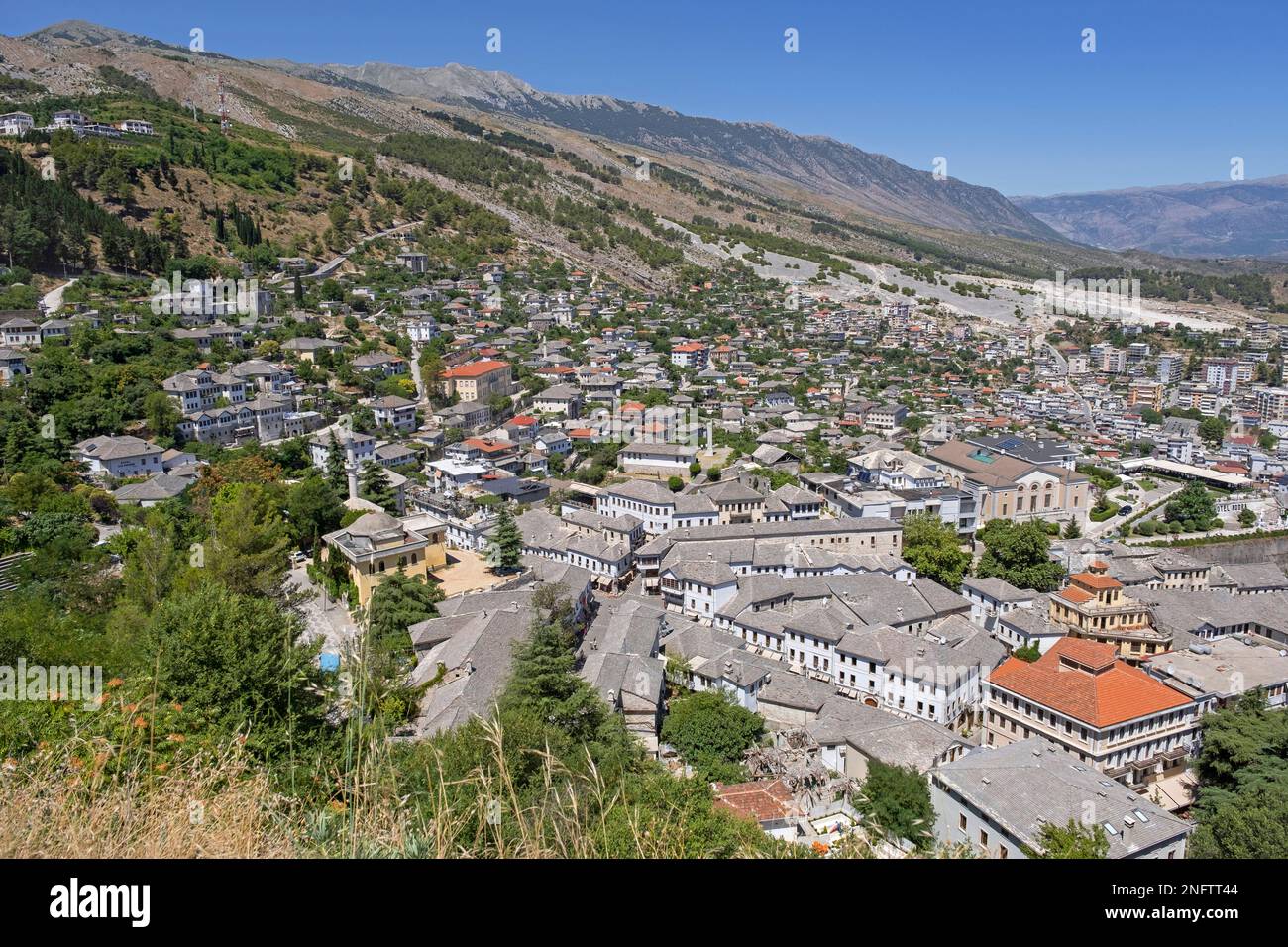 Blick über die Stadt Gjirokastër / Gjirokastra / Girokaster / Girokastra im Tal zwischen dem Gjerë-Gebirge und dem Drino im Süden Albaniens Stockfoto