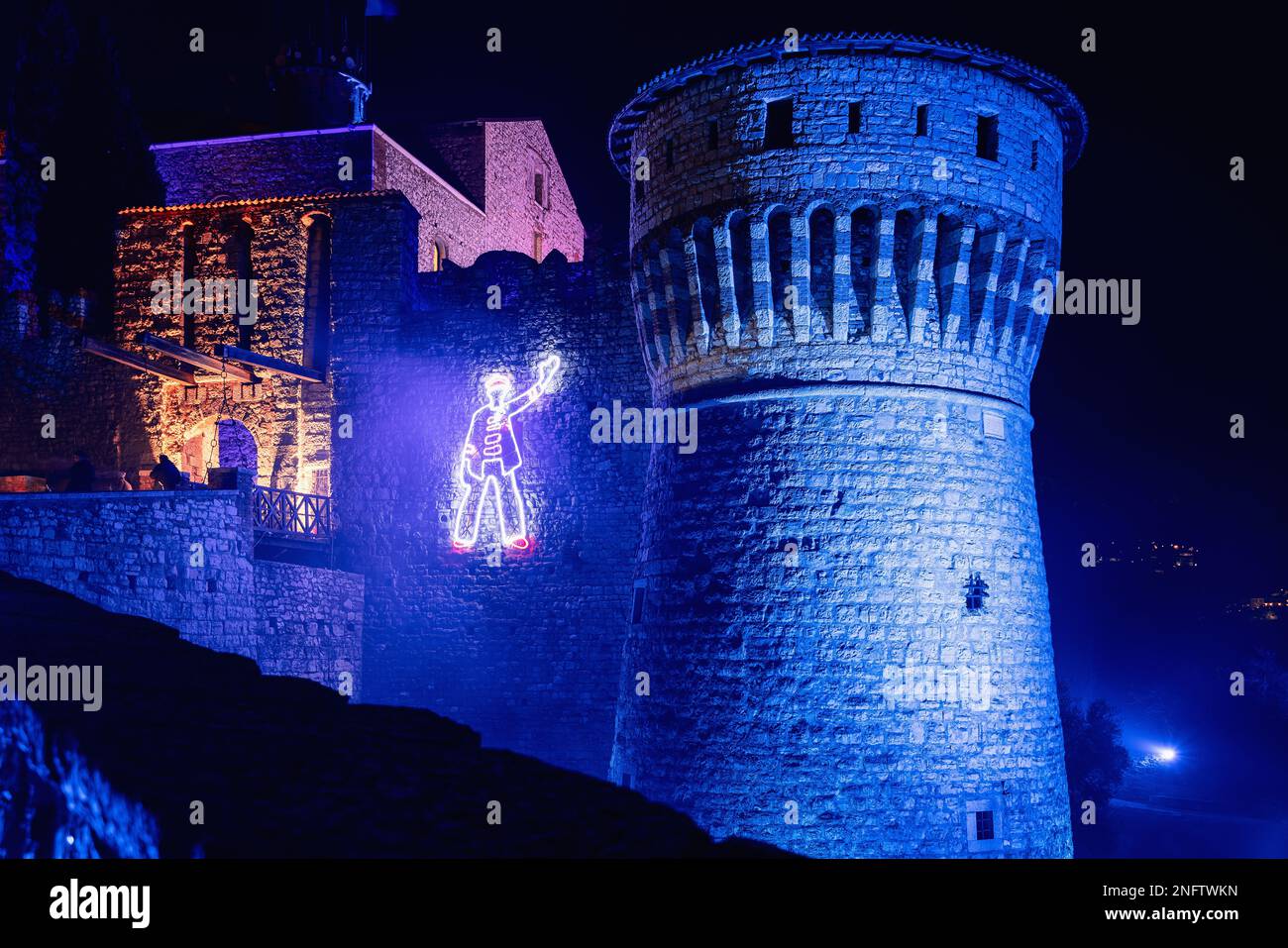 Brescia - Italia. 15. Februar 2023: Licht ist Leben (Festa delle Luci A2A), Neonfigur „Hello Auf Wiedersehen“ von Marco Lodola an beleuchteter Wand Stockfoto