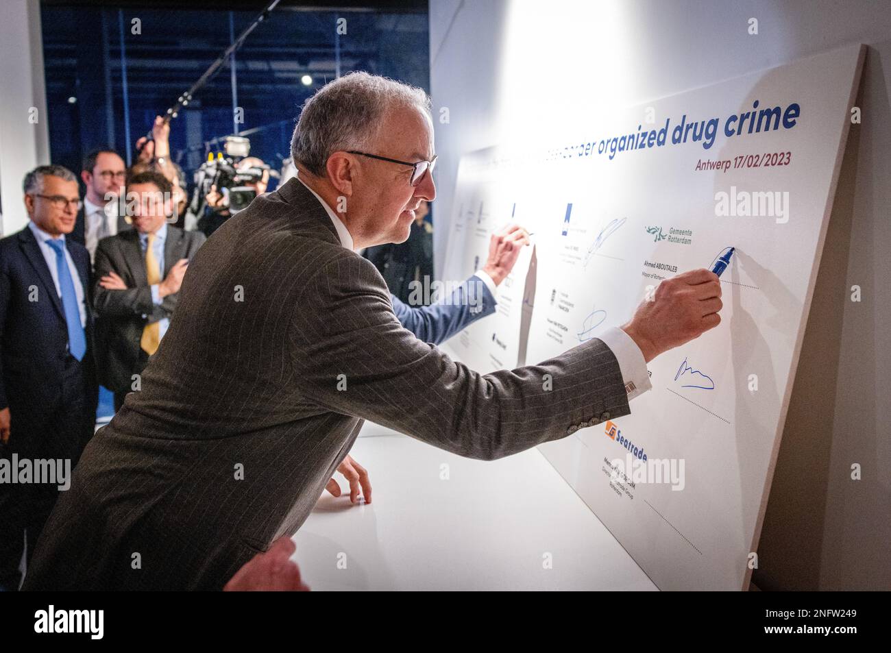 Antwerpen, Belgien. 17. Februar 2023. ANTWERPEN - Bürgermeister Ahmed Aboutaleb anlässlich der Unterzeichnung eines Abkommens im Hafen von Antwerpen, in dem die Niederlande und Belgien gemeinsam ein gemeinsames Konzept zum besseren Schutz der Häfen vor illegalen Aktivitäten und kriminellen Banden unterstützen. ANP JEFFREY GROENEWEG netherlands Out - belgium Out Credit: ANP/Alamy Live News Stockfoto