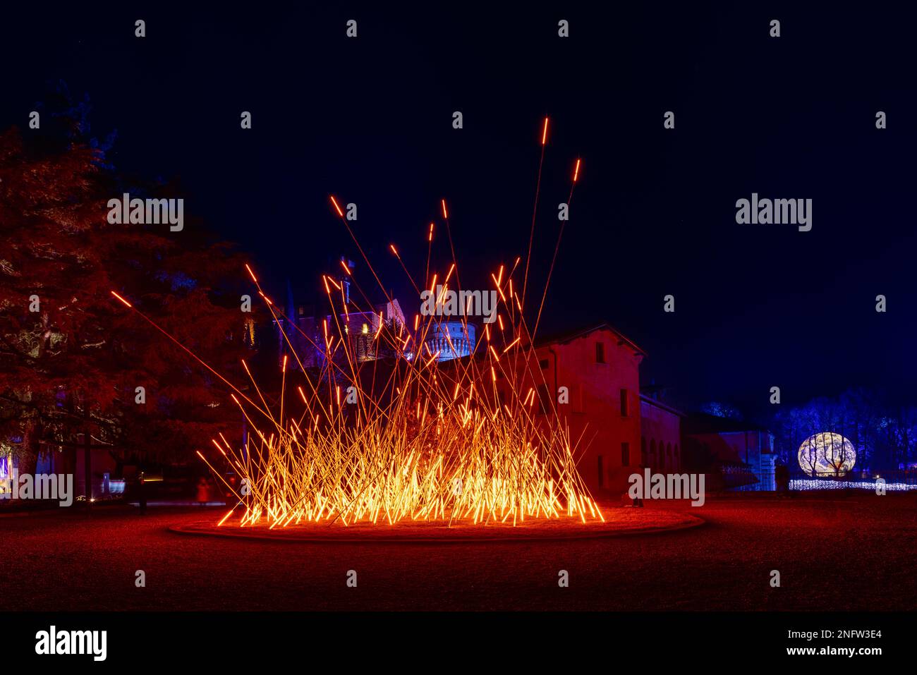 Brescia - Italia. 15. Februar 2023: Light is Life Festival, beleuchtete Installationen „Schild“ von Vendel & de Wolf auf Piazzale della Locomotiva und „FL Stockfoto