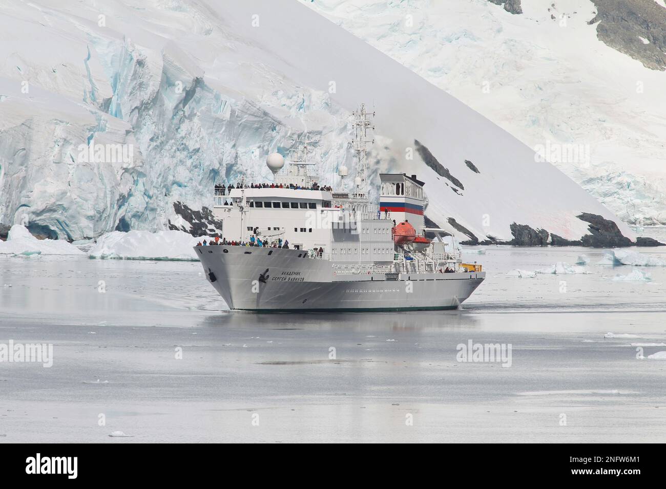 Fahren Sie durch den Lemaire-Kanal in der Straße vor der Antarktis und treffen Sie das Kreuzfahrtschiff Akademik Sergey Vavilov Stockfoto