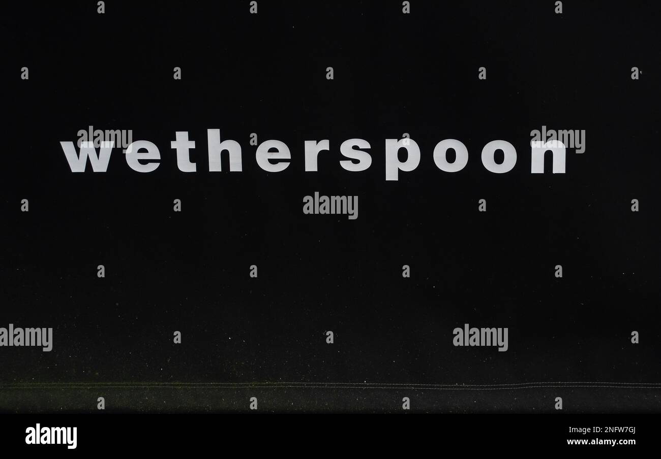 Slough, Berkshire, Großbritannien. 17. Februar 2023. Der Wetherspoon Moon and Spoon Pub in Slough, Berkshire. Während die Krise der Lebenshaltungskosten andauert, wird berichtet, dass einige Kneipen von J D Wetherspoon ein Pint Bier für knapp 7,00 Pfund verkaufen. Wetherspoons hat auch die Preise für Mahlzeiten um bis zu 75p EUR und einige Getränke um 25p EUR erhöht. Kredit: Maureen McLean/Alamy Live News Stockfoto