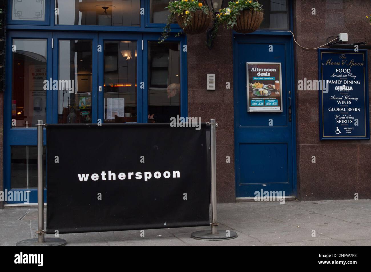 Slough, Berkshire, Großbritannien. 17. Februar 2023. Der Wetherspoon Moon and Spoon Pub in Slough, Berkshire. Während die Krise der Lebenshaltungskosten andauert, wird berichtet, dass einige Kneipen von J D Wetherspoon ein Pint Bier für knapp 7,00 Pfund verkaufen. Wetherspoons hat auch die Preise für Mahlzeiten um bis zu 75p EUR und einige Getränke um 25p EUR erhöht. Kredit: Maureen McLean/Alamy Live News Stockfoto