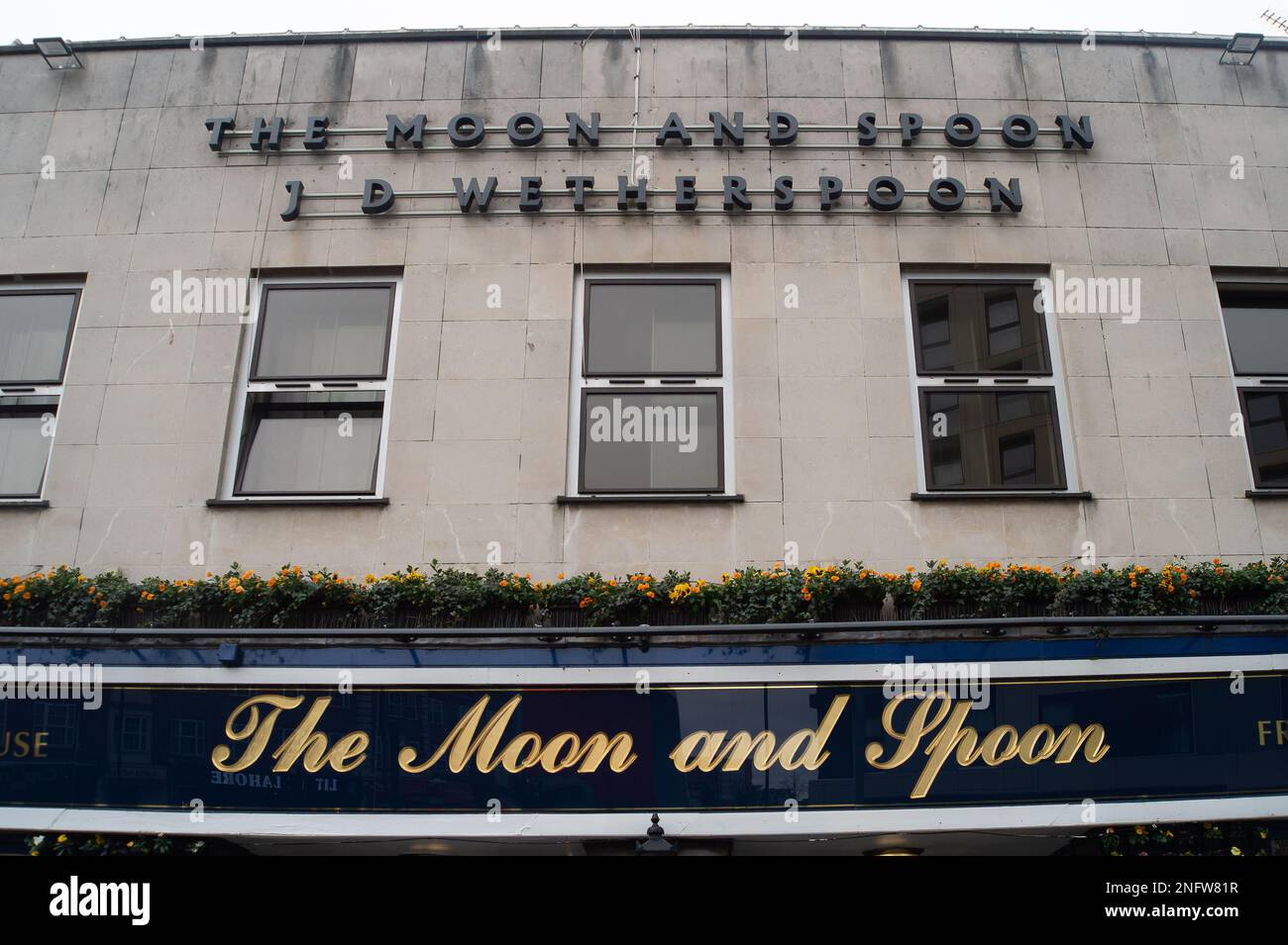 Slough, Berkshire, Großbritannien. 17. Februar 2023. Der Wetherspoon Moon and Spoon Pub in Slough, Berkshire. Während die Krise der Lebenshaltungskosten andauert, wird berichtet, dass einige Kneipen von J D Wetherspoon ein Pint Bier für knapp 7,00 Pfund verkaufen. Wetherspoons hat auch die Preise für Mahlzeiten um bis zu 75p EUR und einige Getränke um 25p EUR erhöht. Kredit: Maureen McLean/Alamy Live News Stockfoto