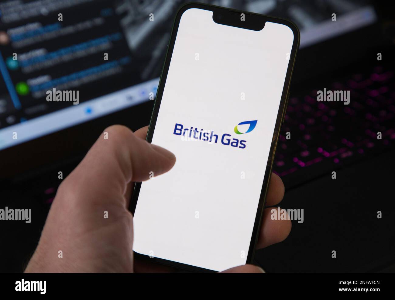 IPhone mit British Gas App-Ladebildschirm in der Lebenshaltungskostenkrise Stockfoto