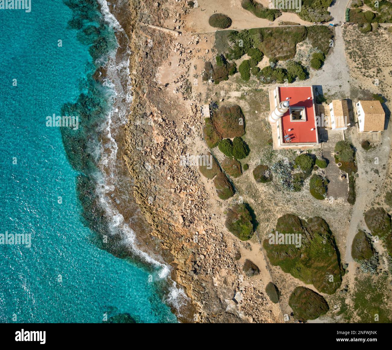 Cap de Ses Salines Leuchtturm, Mallorca, Balearen mit Drohne Stockfoto